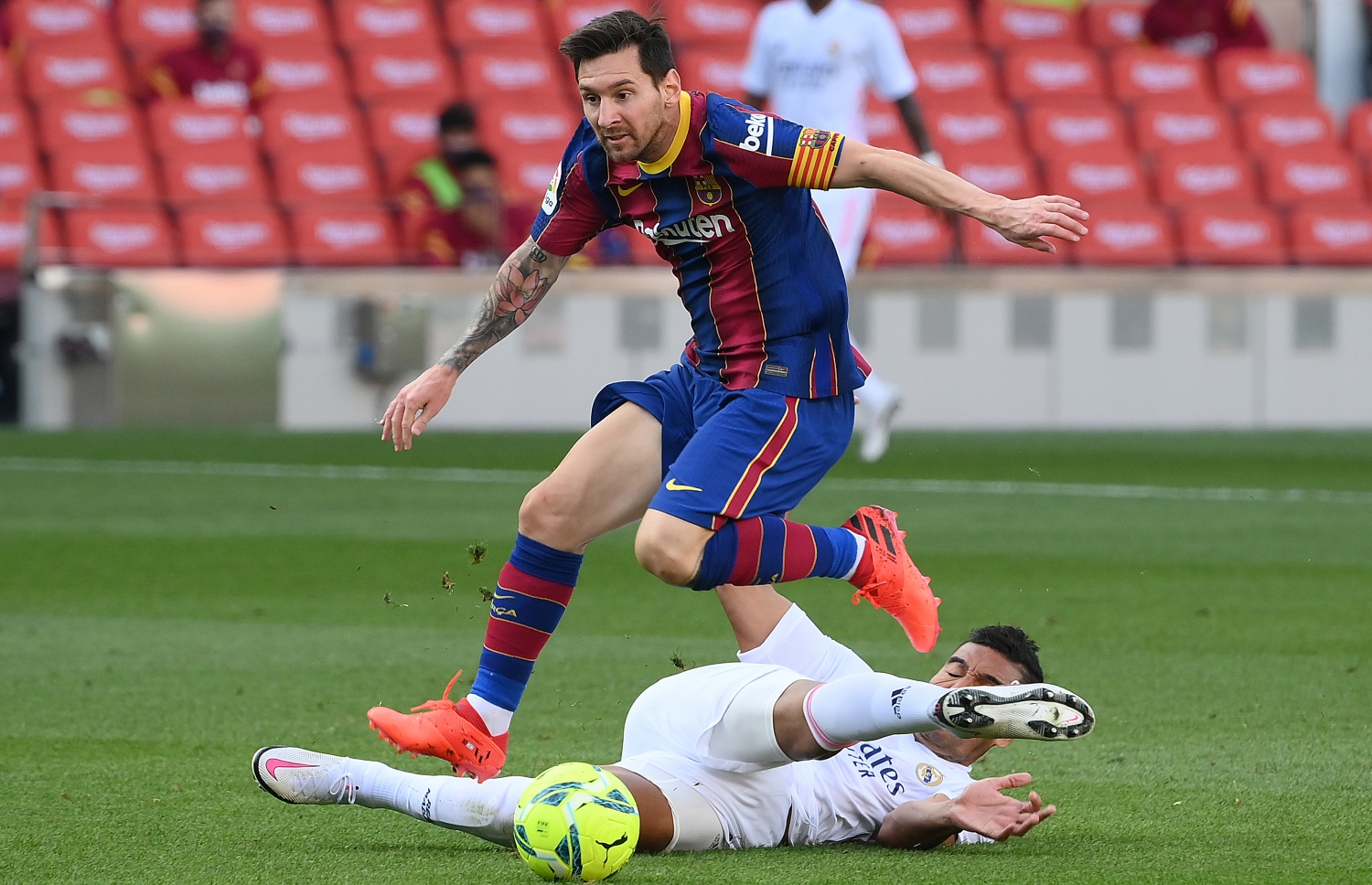 ރެއާލްގެ ކަސެމީރޯ ބާސެލޯނާގެ މެސީ އަތުން ބޯޅަ ހޯދަން ޓެކުލްކުރަނީ.-- ފޮޓޯ: އޭއެފްޕީ