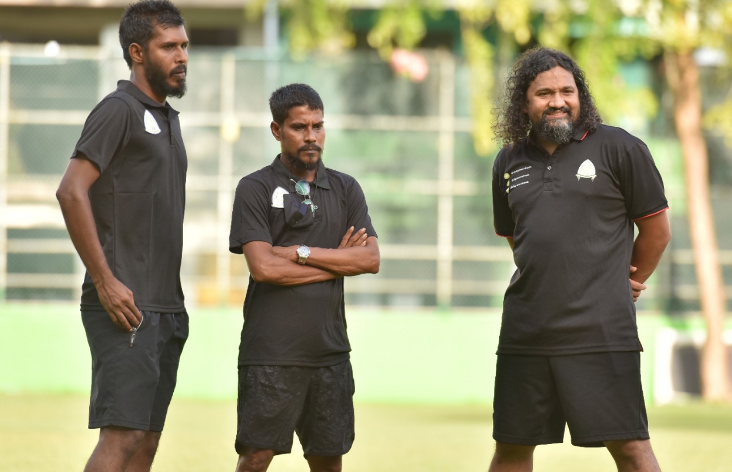 ގްރީން ސްޓްރީޓްސްގެ ޕްރެކްޓިހުގެ ތެރެއިން ނިސްތާރު (ކ) އާއި އެ ޓީމުގެ އެސިސްޓަންޓް ކޯޗުން ކަމަށްވާ ފަޒިއްކޮ (މ) އަދި އާސިފް (ވ).-- ފޮޓޯ: އެފްއޭއެމް