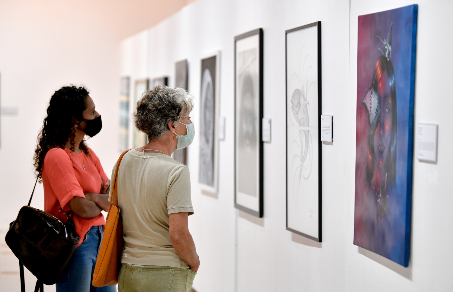 މާލެ: އޮކްޓޯބަރު 26، 2020: ދިވެހި ފަންނުވެރިންގެ ހުނަރު ދައްކާލުމަށް ނެޝަނަލް އާޓު ގެލެރީގައި ބޭއްވި 'އަންވެއިލިން ވިޝަންސް" މައުރަޒުގައި ހުރި ބައެއް ކުރެހުންތައް ދެ މީހަކު ބަލާލަނީ.-- ފޮޓޯ: ނިޝާން އަލީ /މިހާރު