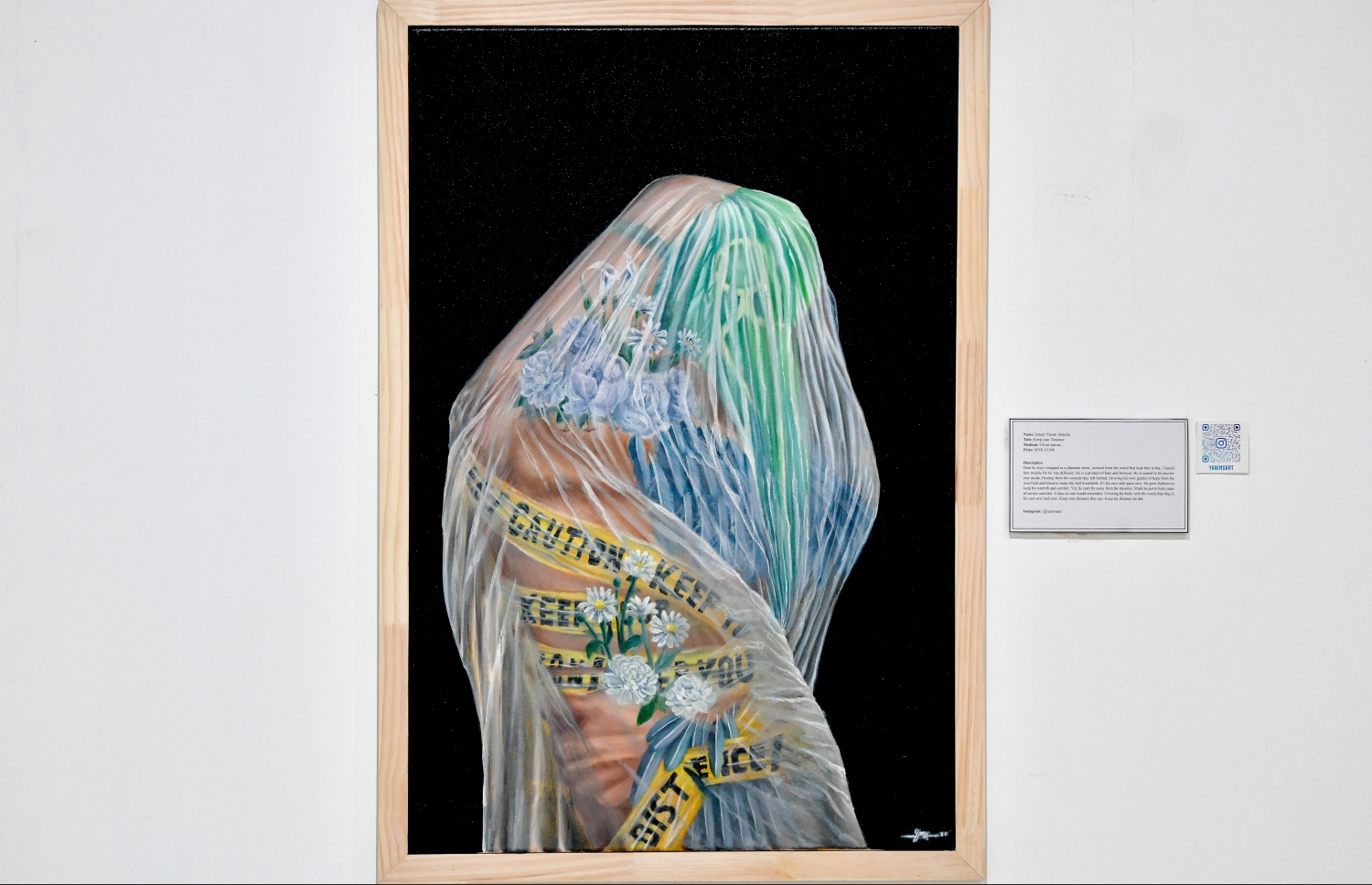 މާލެ: އޮކްޓޯބަރު 26، 2020: ދިވެހި ފަންނުވެރިންގެ ހުނަރު ދައްކާލުމަށް ނެޝަނަލް އާޓު ގެލެރީގައި ބޭއްވި 'އަންވެއިލިން ވިޝަންސް" މައުރަޒުގައި ރަބަރުގަނޑެއްގެ ތެރޭގައި ގައިދުވެފައިވާ މީހަކު ދައްކުވައިދޭ ކުރެހުމެއް.-- ފޮޓޯ: ނިޝާން އަލީ /މިހާރު