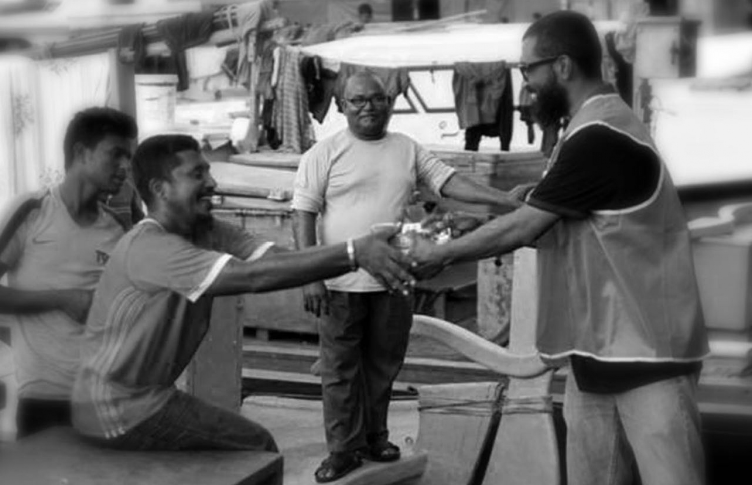 އެހީ ޖަމިއްޔާގެ ވޮލަންޓިއަރެއް މީހަކަށް ހަދިޔާ ދެނީ: ފަގީރުންނަށް އެހީވުމުގައި މި ފަދަ ޖަމިއްޔާތަކުގެ ދައުރުބޮޑު