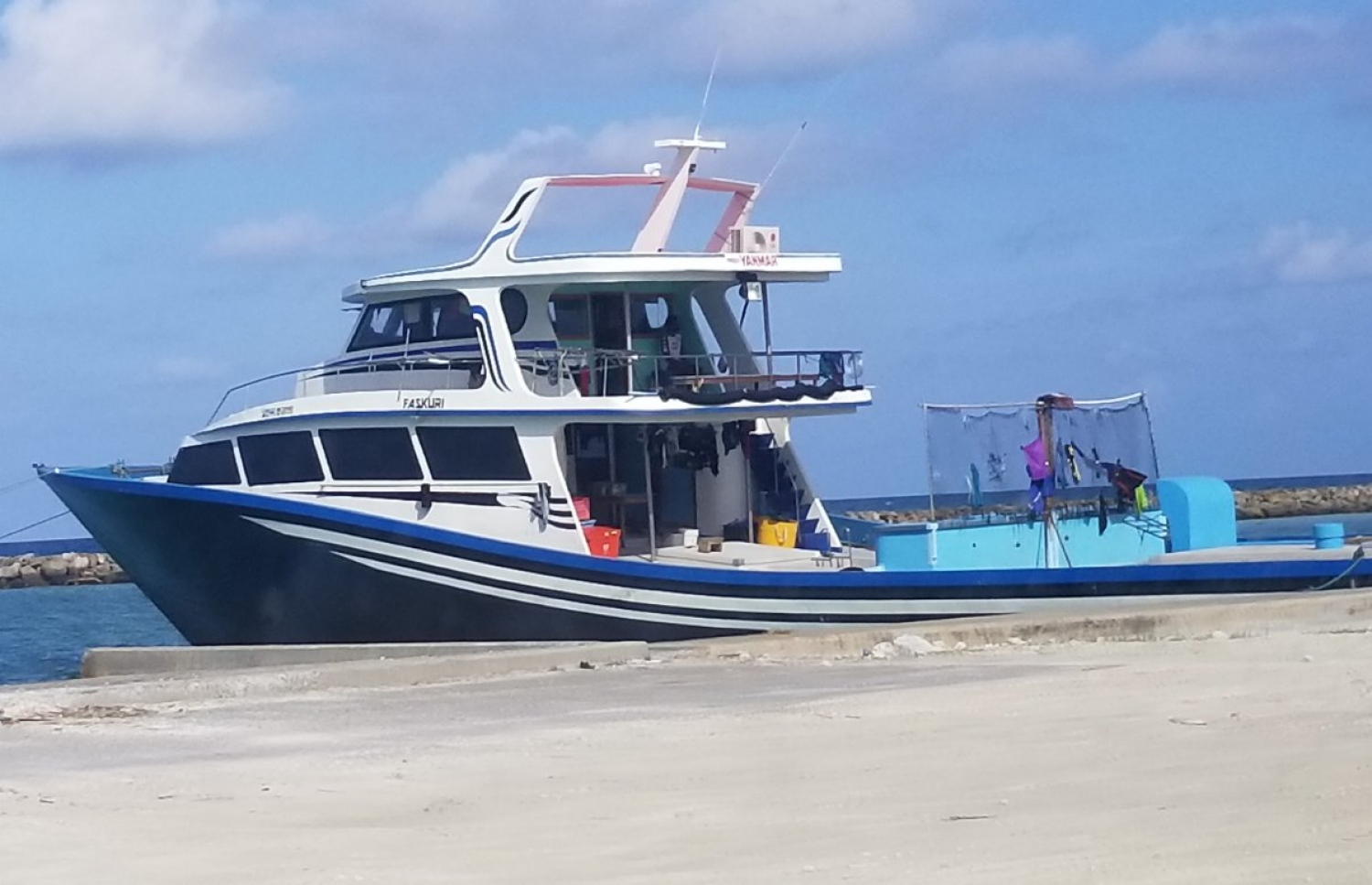 "ފަސްކުރި" ދޯނި ގަމު ތުނޑި ބަނދަރުގައި މިއަދު ހެނދުނު އަޅާފައި.