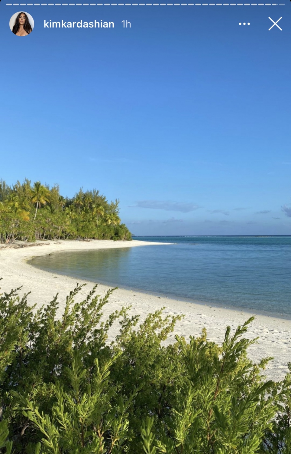 ފޮޓޯ: ކިމް ކާޑޭޝިއަން އިންސްޓަ ސްޓޯރީ