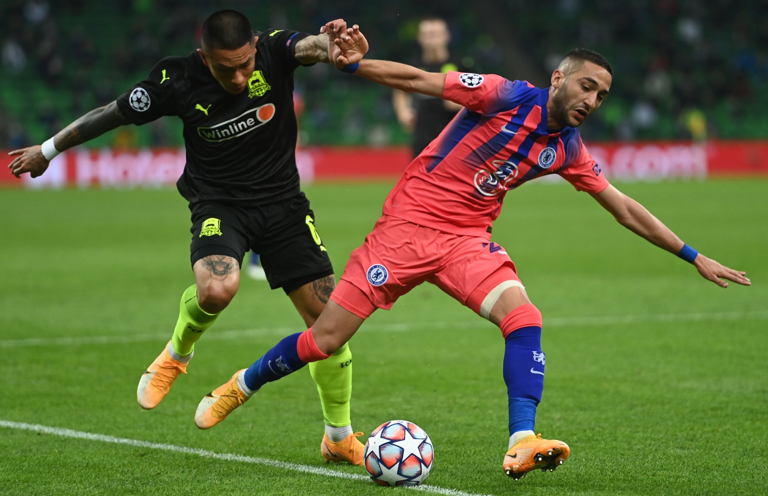 ޗެލްސީގެ ޒިޔެޗް (ކ) ކަރަސްނޯޑާގެ ރަމީރޭޒް ކައިރިން ބޯޅަ ހިފައިގެންދާން މަސައްކަތްކުރަނީ.-- ފޮޓޯ: އޭއެފްޕީ