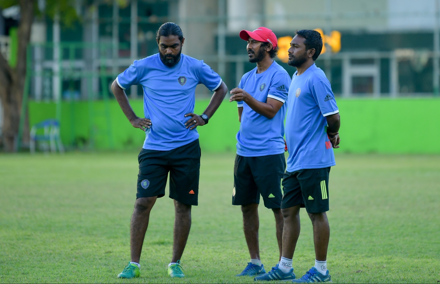 ސަސްގެ ޕްރެކްޓިހުގެ ތެރެއިން ކޯޗު ނާދު (ކ) އާއި އެސިސްޓަންޓް ކޯޗު ފަރިއްޓެ (މ) އަދި ގޯލްކީޕަރު ޓްރެއިނަރު ޑަކޭ (ވ). -- ފޮޓޯ: ނިޝާން އަލީ/މިހާރު