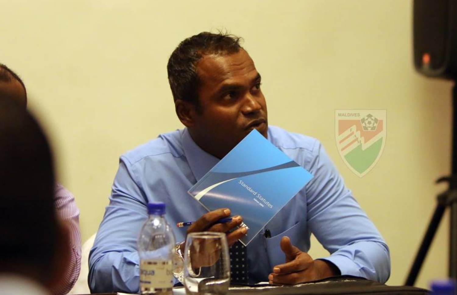 2015 ވަނަ އަހަރު އެފްއޭއެމްގެ އަސާސީ ގަވާއިދު ފީފާގެ ސްޓެޓިއުޓްސް އަށް އަހުލުވެރިކުރަން ބޭއްވި ބައްދަލުވުމުގެ ތެރެއިން ޝާހު.-- ފޮޓޯ: އެފްއޭއެމް