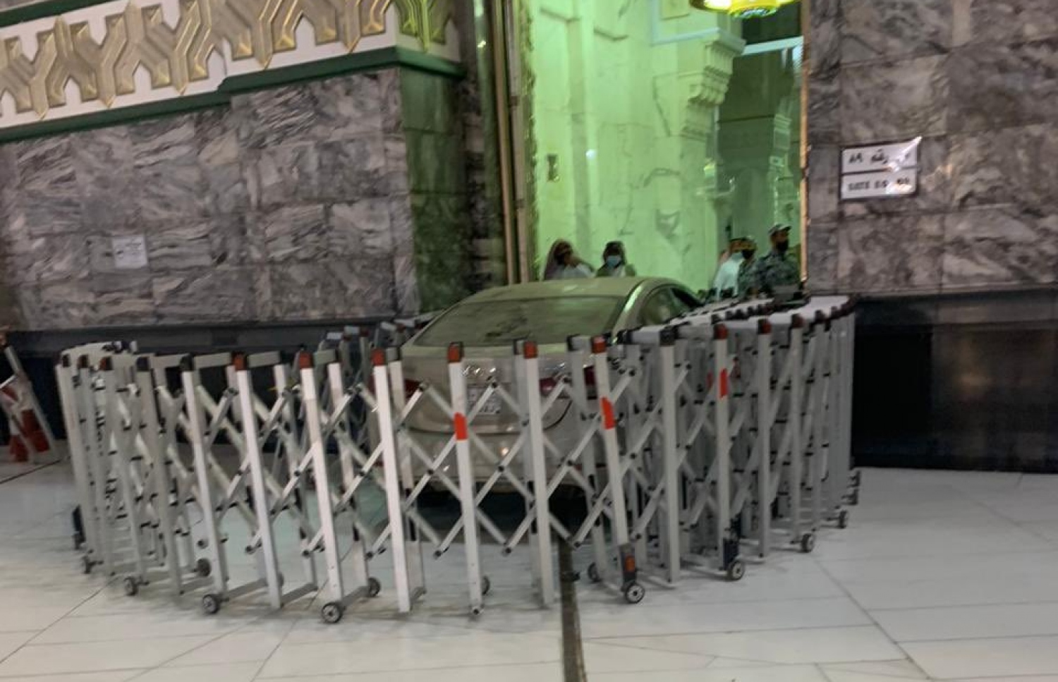 ހަރަމްފުޅުގެ 89 ނަންބަރު ގޭޓުގައި ޖެހުނު ކާރު