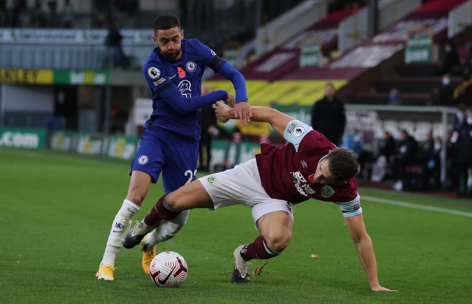 ބާންލީގެ ޓަކޯސްކީ (ކ) ކައިރިން ޗެލްސީގެ ޒިޔެކް ބޯޅަ ހިފައިގެންދަނީ.-- ފޮޓޯ: އޭއެފްޕީ