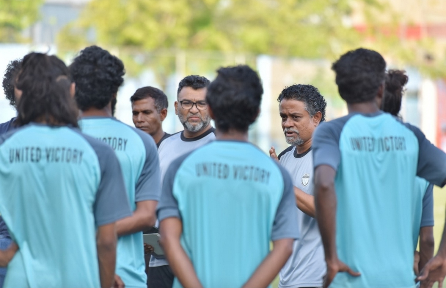 ޔުނައިޓެޑް ވިކްޓްރީގެ ޕްރެކްޓިހުގެ ތެރެއިން މުހައްމދު (ވ.2) އެ ޓީމުގެ ކޯޗިން ސްޓާފުން އަދި ކުޅުންތެރިންނާ އެކު. -- ފޮޓޯ: އެފްއޭއެމް