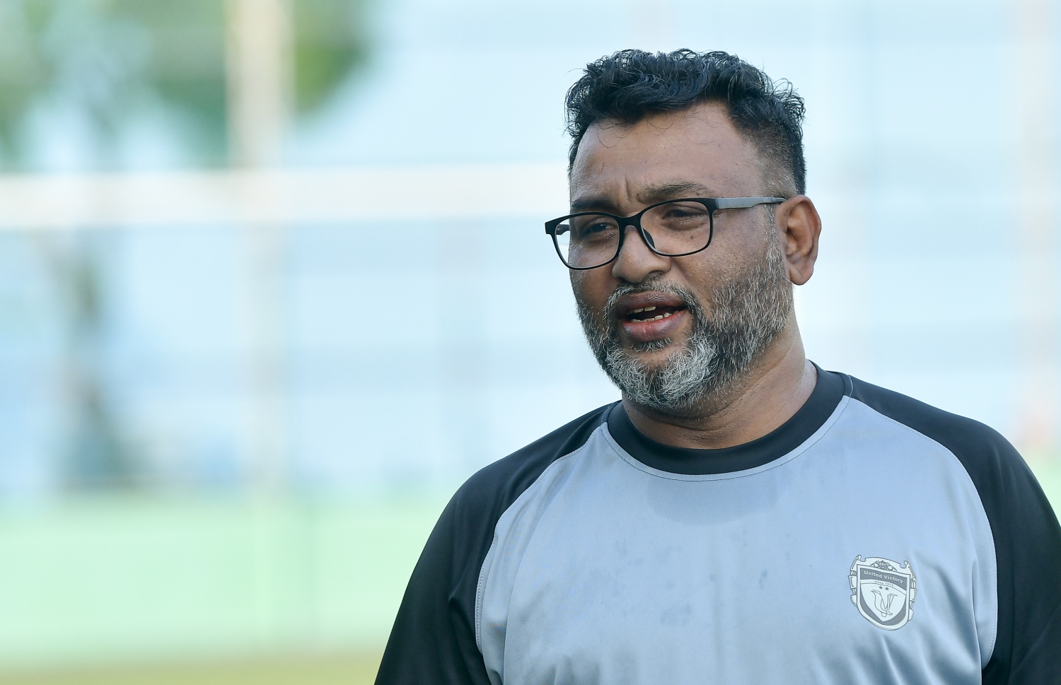 ޔުނައިޓެޑް ވިކްޓްރީގެ ކޯޗު މުހައްމަދު އާދަމް އިންޓަވިއުއެއް ދެނީ. -- ފޮޓޯ: ނިޝާން އަލީ/ މިހާރު