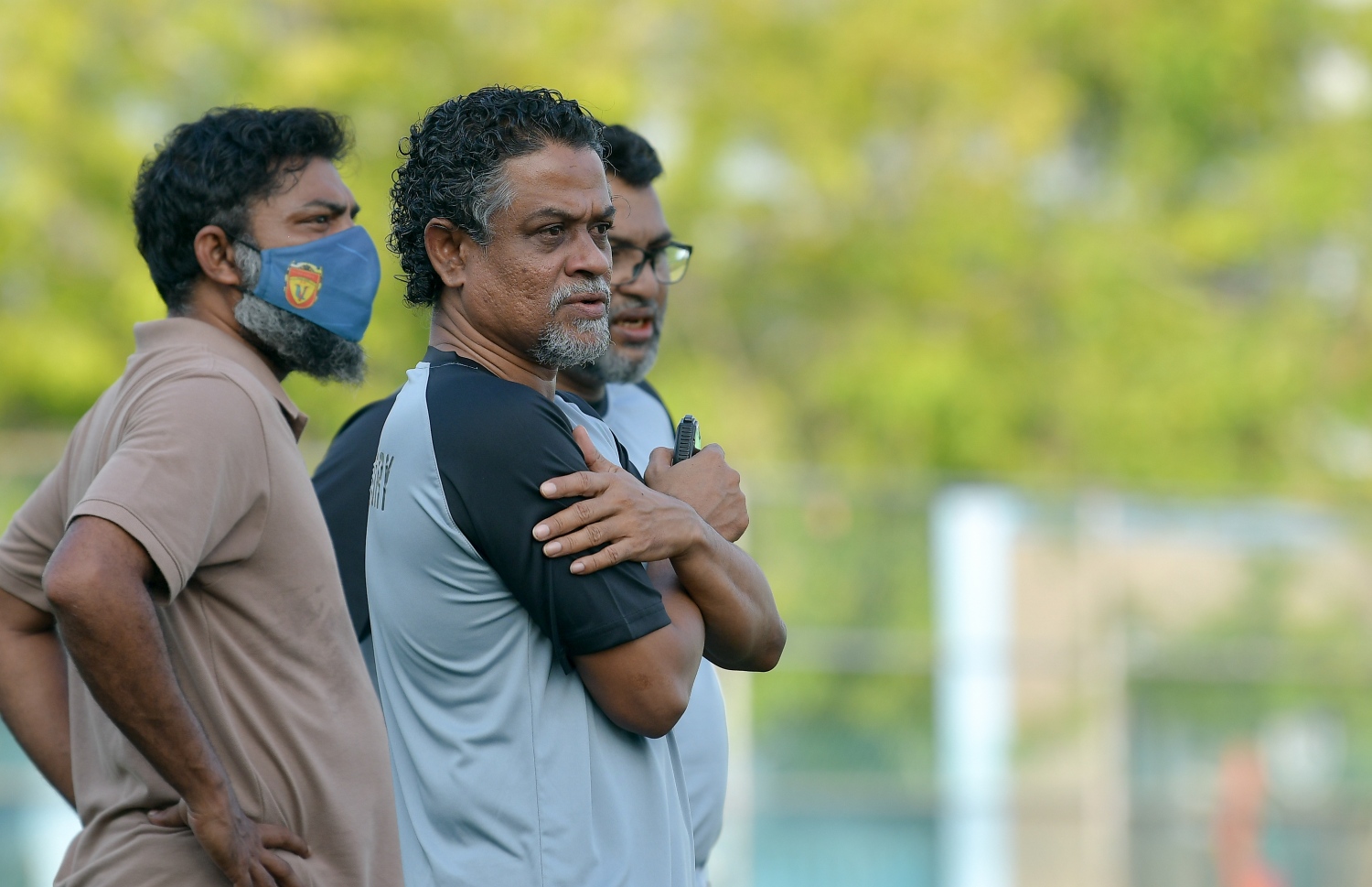 ޔުނައިޓެޑް ވިކްޓްރީ ޕްރެކްޓިހުގެ ތެރެއިން ސާންތީ (މ) އާއި އެ ޓީމުގެ ކޯޗު މުހައްމަދު (ކ).-- ފޮޓޯ؛ ނިޝާން އަލީ/ މިހާރު