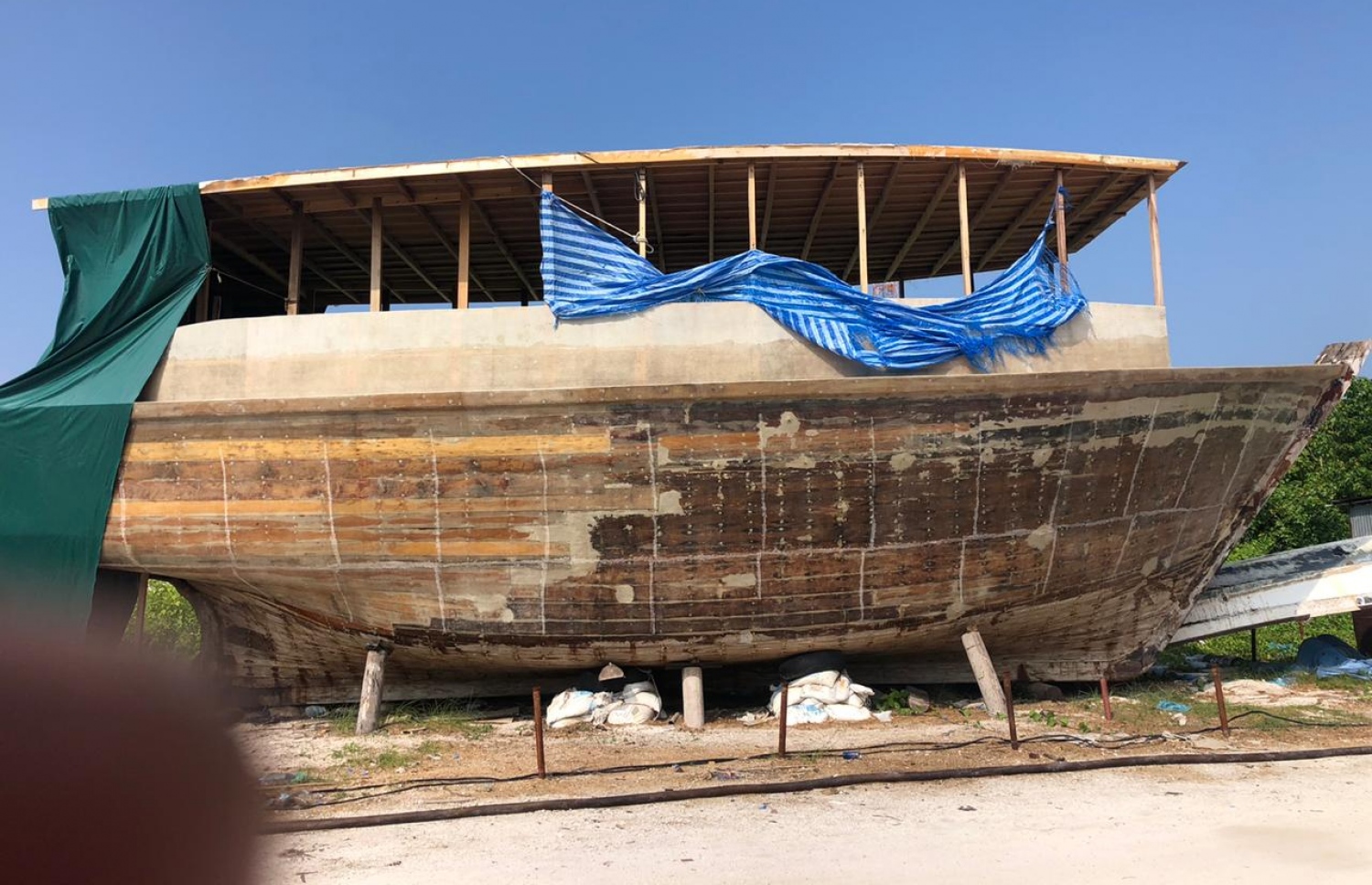 ހިންމަފުށީގައި މަރާމާތުކުރާ ބޯޓު: ފުލުހުން އަންނަނީ މި ބޯޓުގެ މައްސަލައެއް ތަހުގީގު ކުރަމުން.