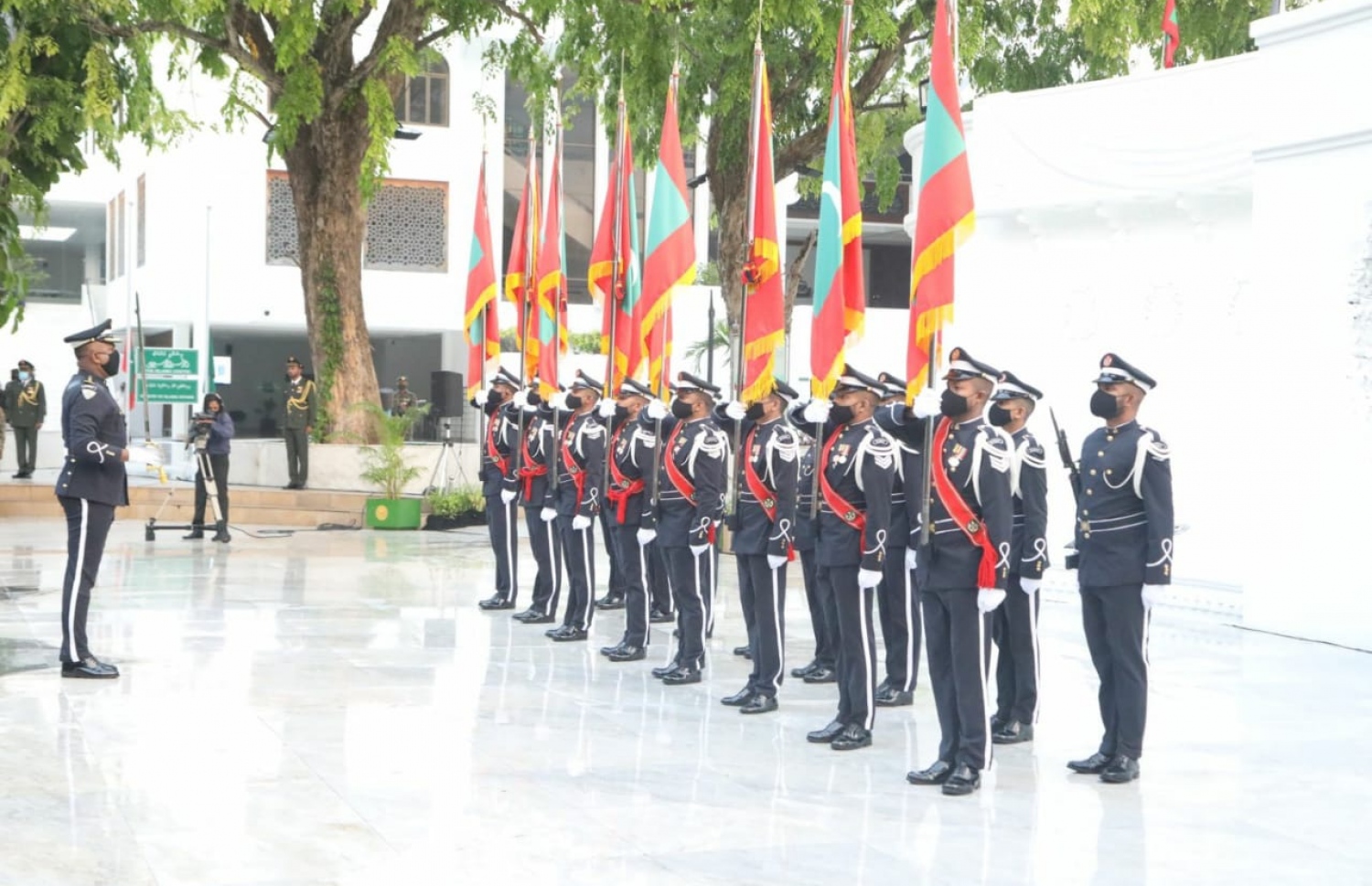 މާލެ: ނޮވެމްބަރު 3، 2020: ނަސްރުގެ ދުވަހުގެ މުނާސަބަތުގައި 3 ނޮވެމްބަރުގެ ހަނދާނީ ބިނާގައި ދިދަ ޖެހުމާއި ގާޑު މައުންޓް ކުރުމުގެ ރަސްމިއްޔާތު.-- ފޮޓޯ: އެމްއެންޑީއެފް