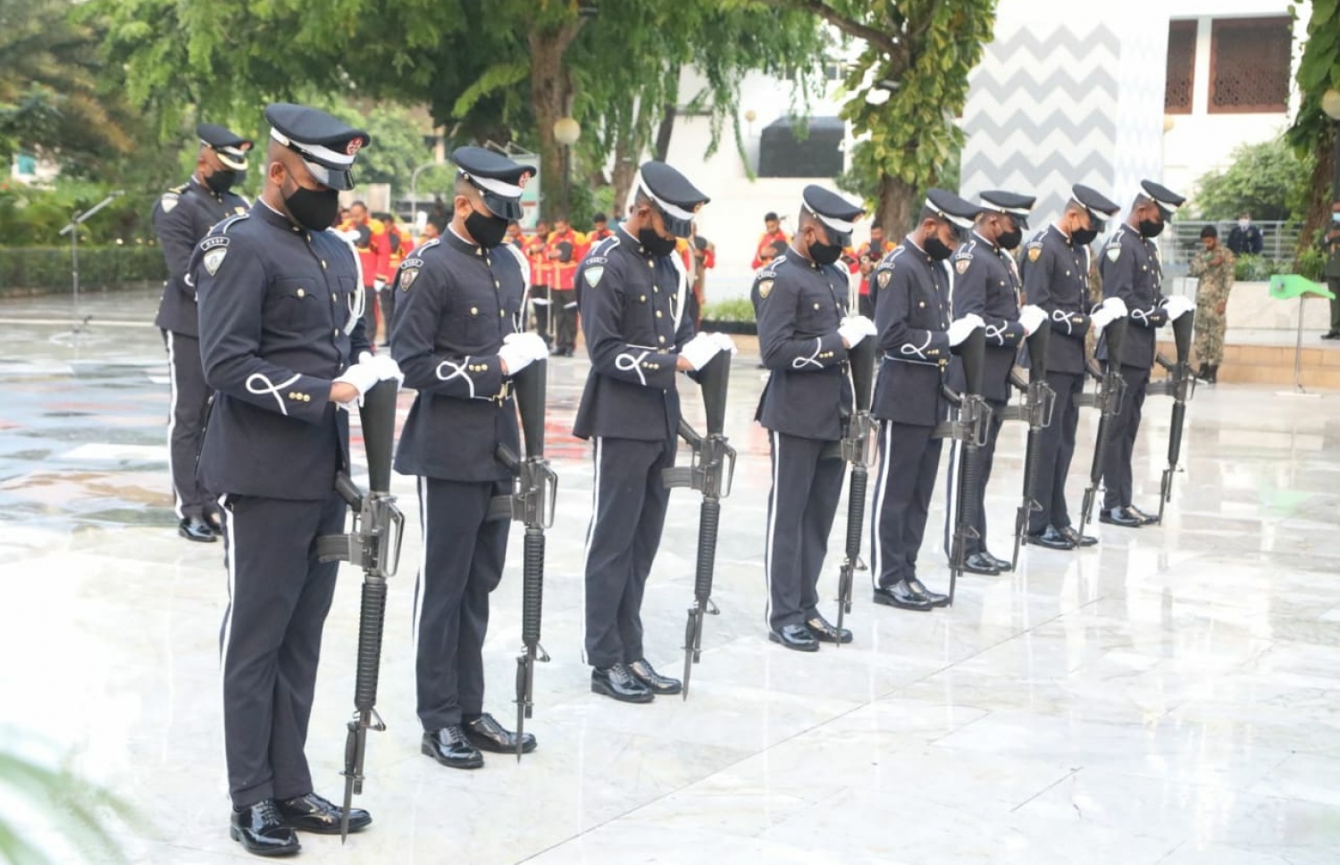 މާލެ: ނޮވެމްބަރު 3، 2020: ނަސްރުގެ ދުވަހުގެ މުނާސަބަތުގައި 3 ނޮވެމްބަރުގެ ހަނދާނީ ބިނާގައި ދިދަ ޖެހުމާއި ގާޑު މައުންޓް ކުރުމުގެ ރަސްމިއްޔާތު.-- ފޮޓޯ: އެމްއެންޑީއެފް