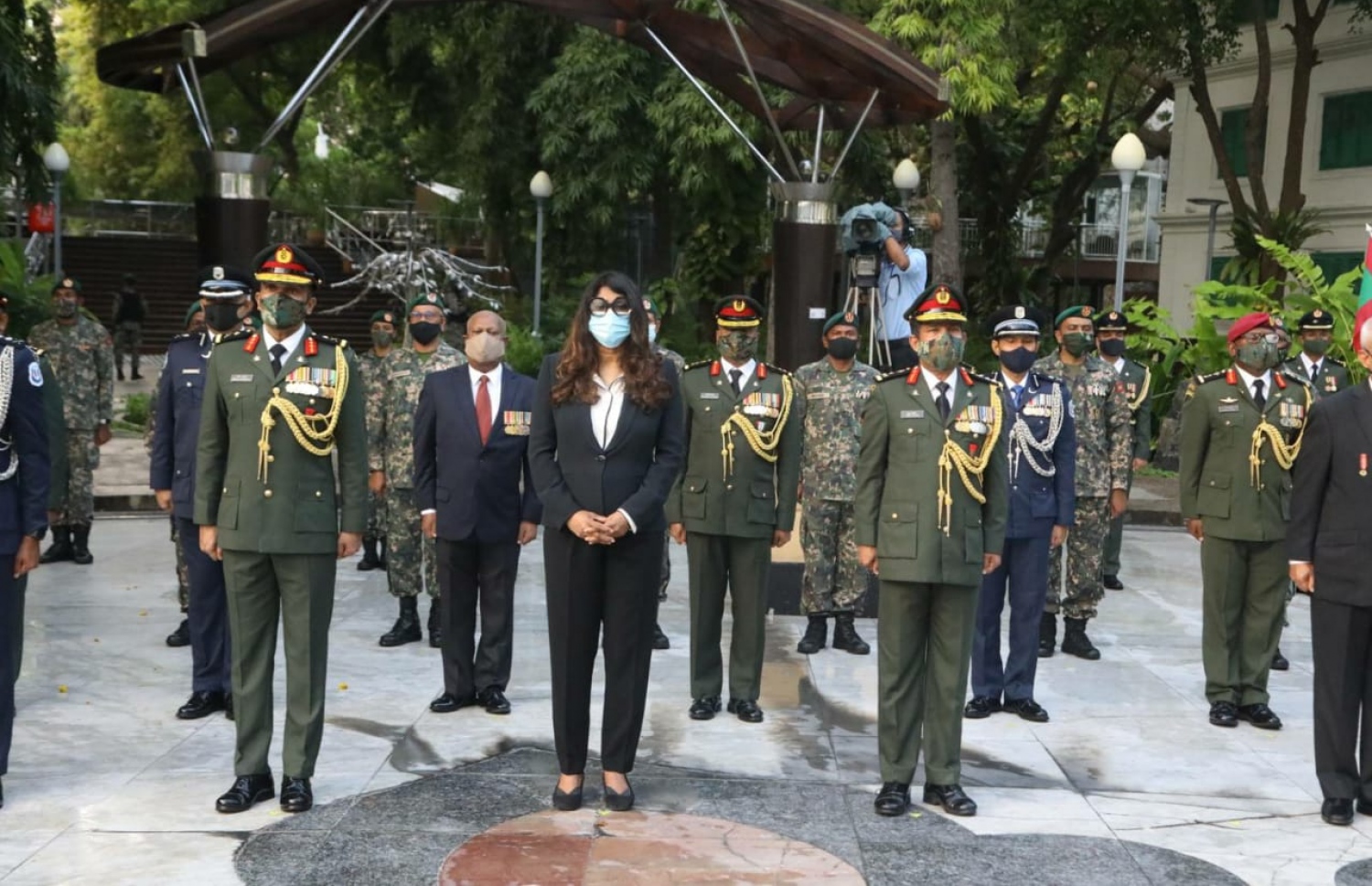 މާލެ: ނޮވެމްބަރު 3، 2020: ނަސްރުގެ ދުވަހުގެ މުނާސަބަތުގައި 3 ނޮވެމްބަރުގެ ހަނދާނީ ބިނާގައި ދިދަ ޖެހުމާއި ގާޑު މައުންޓް ކުރުމުގެ ރަސްމިއްޔާތުގައި ޑިފެންސް މިނިސްޓަރު މާރިޔާ ދީދީ ބައިވެރިވެ ވަޑައިގަންނަވަނީ.-- ފޮޓޯ: އެމްއެންޑީއެފް