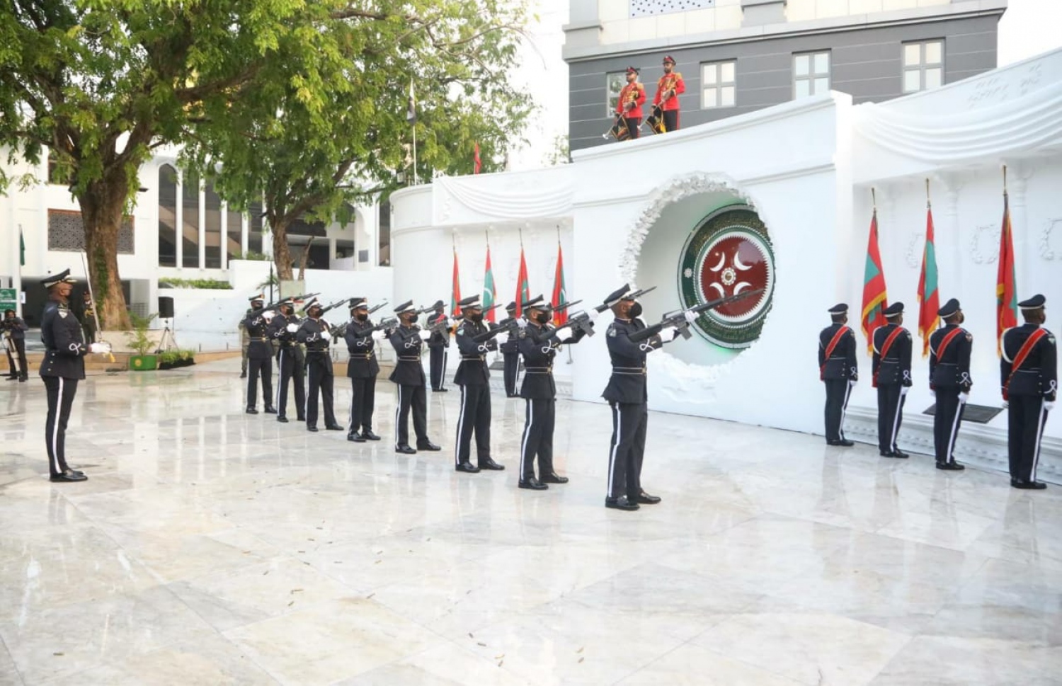 މާލެ: ނޮވެމްބަރު 3، 2020: ނަސްރުގެ ދުވަހުގެ މުނާސަބަތުގައި 3 ނޮވެމްބަރުގެ ހަނދާނީ ބިނާގައި ދިދަ ޖެހުމާއި ގާޑު މައުންޓް ކުރުމުގެ ރަސްމިއްޔާތު.-- ފޮޓޯ: އެމްއެންޑީއެފް