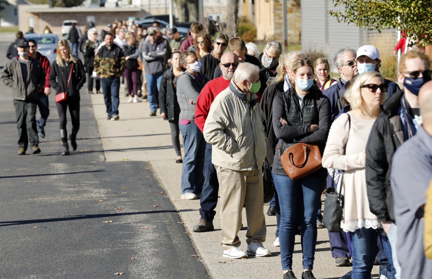 މިޝިގަން - ނޮވެމްބަރު 3: އެމެރިކާގެ އިންތިޚާބުގައި ވޯޓުލާން ބަޔަކު ކިޔޫ ހަދާފައި. --ފޮޓޯ:އޭއެފްޕީ
