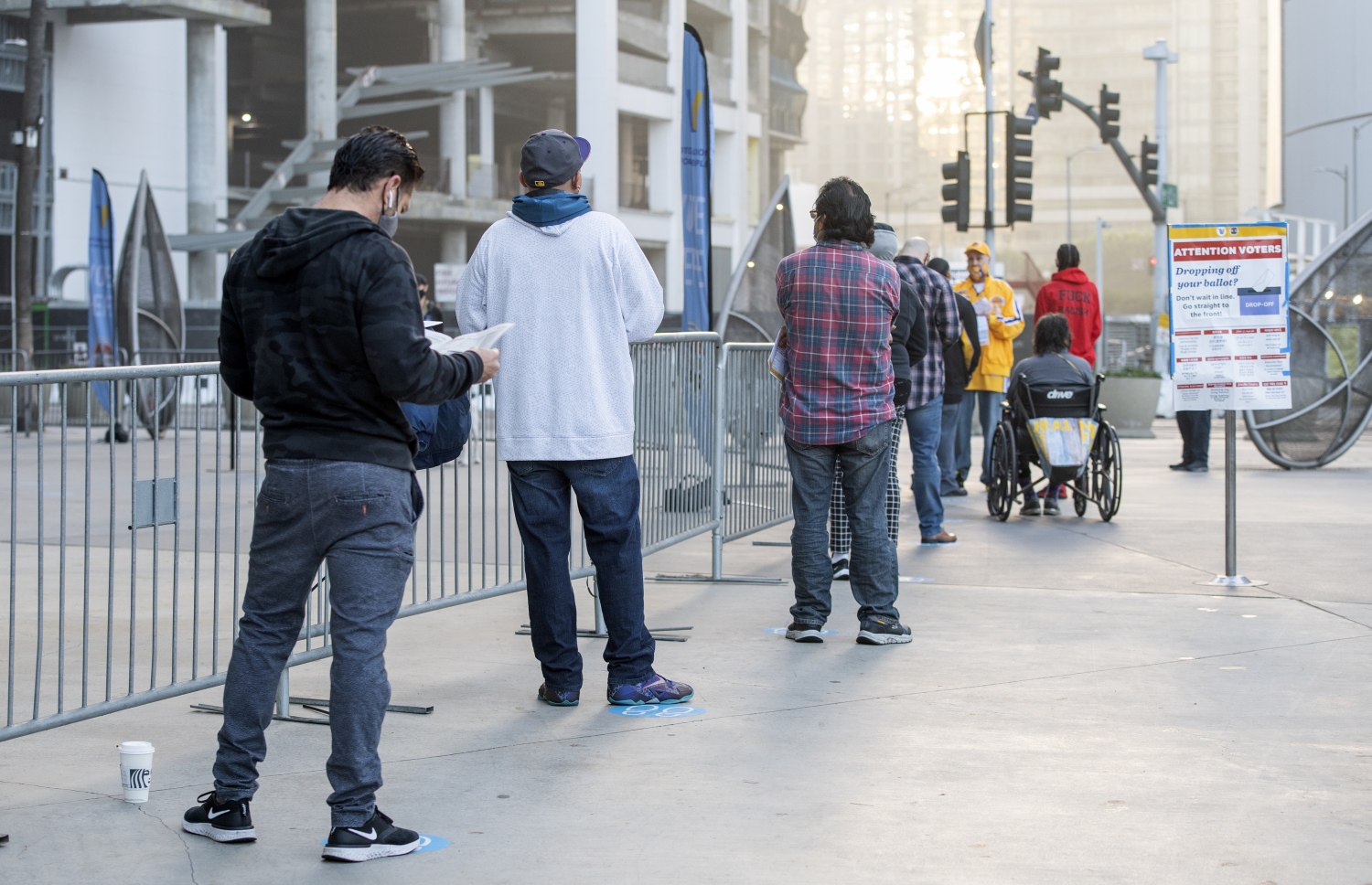 ކެލިފޯނިއާ - ނޮވެމްބަރު 3: އެމެރިކާގެ އިންތިޚާބުގައި ބަޔަކު މިއަދު ވޯޓުލަނީ. --ފޮޓޯ:އޭއެފްޕީ