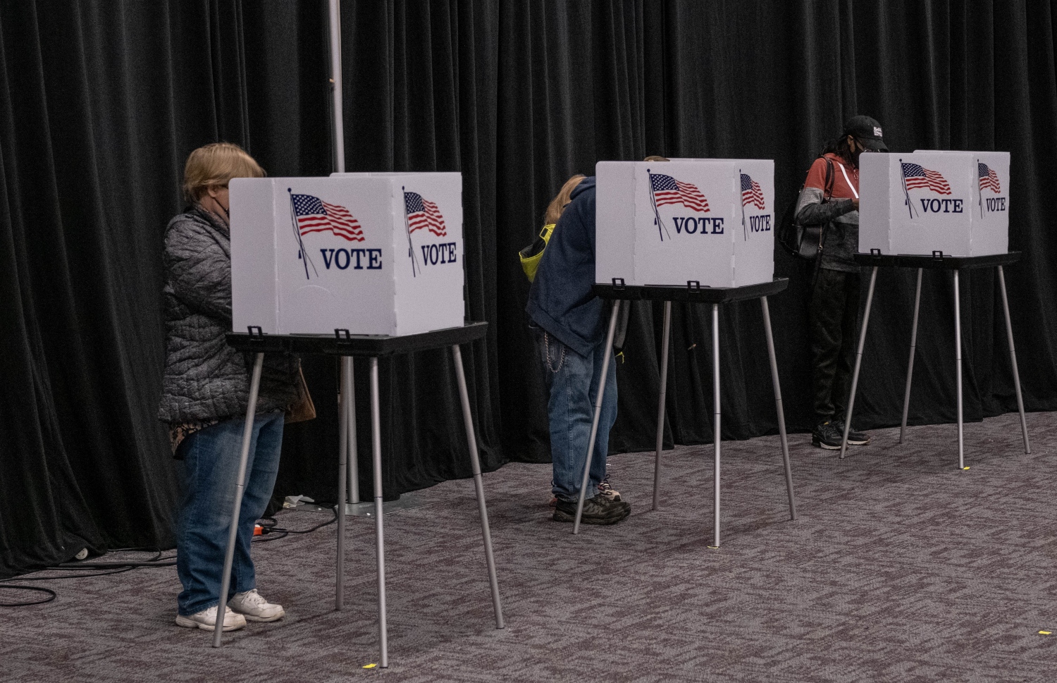 މިޝިގަން - ނޮވެމްބަރު 3: މިޝިގަންގައި ބަޔަކު މިއަދު ވޯޓުލަނީ. --ފޮޓޯ:އޭއެފްޕީ