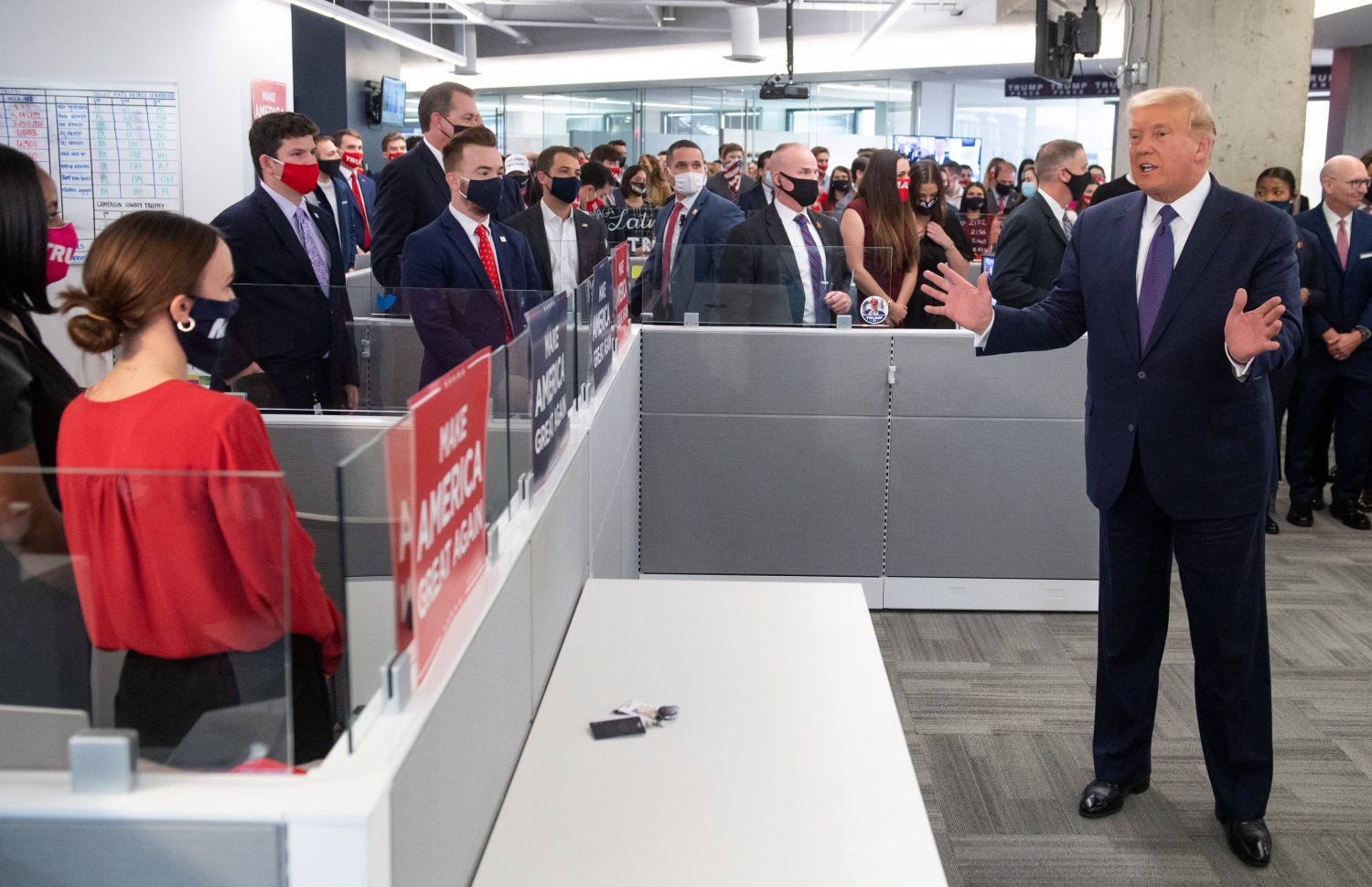 ވާޖީނިއާ - ނޮވެމްބަރު 3: ވާޖީނިއާގެ ރިޕަބްލިކަން ހެޑްކުއާޓަރަށް ވަޑައިގެން ޓްރަމްޕް ނޫސްވެރިންނާ ވާހަކަ ދައްކަވަނީ. --ފޮޓޯ:އޭއެފްޕީ