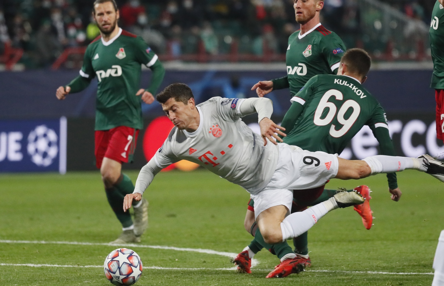 ސަލްޒްބާގުގެ ކުލިކޯފް (ކ) ބަޔާނުގެ ލެވަންޑޯސްކީ އަށް ޓެކުލްކުރަނީ.-- ފޮޓޯ: އޭއެފްޕީ