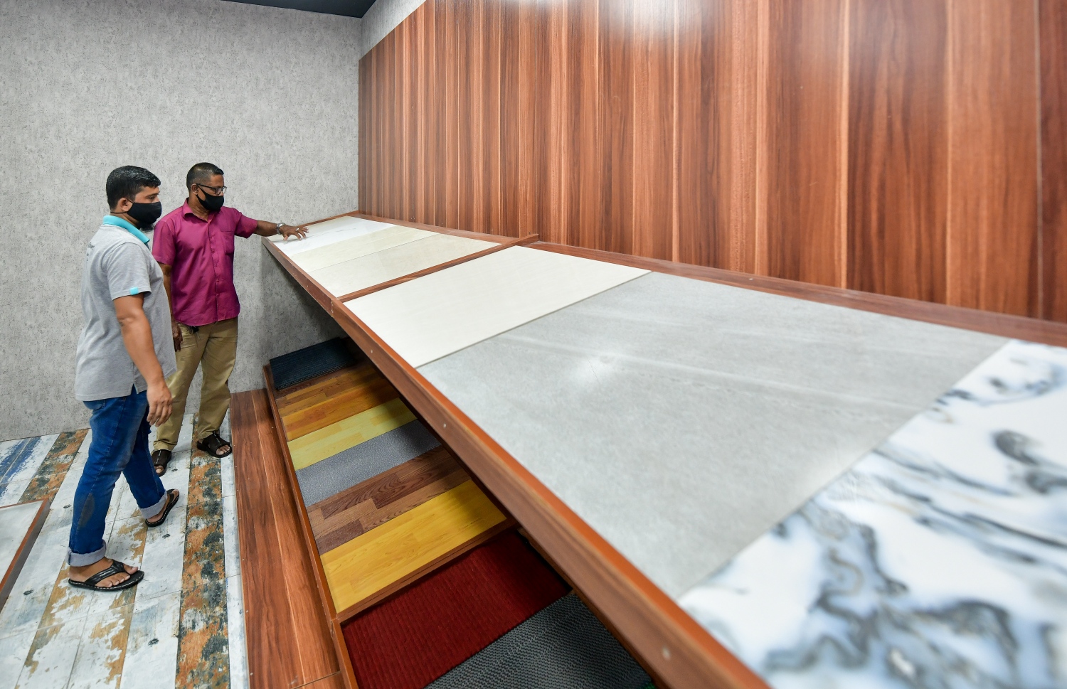 އެލްބިއަން ސްޓޯރުން ލިބެން ހުންނަ ޓައިލްތައް ޑިސްޕްލޭކޮށްފައި-- ފޮޓޯ: ނީޝާން އަލީ/ މިހާރު