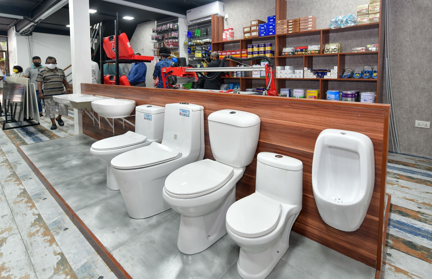 އެލްބިއަން ސްޓޯރުގެ އެތެރެ- ފޮޓޯ: ނިޝާން އަލީ/މިހާރު