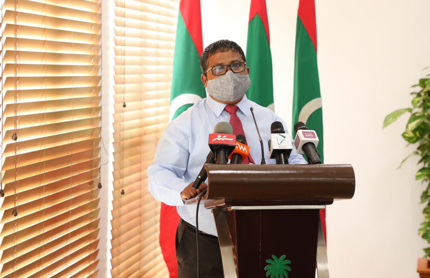 ފެނާއި ނަރުދަމާގެ ހިދުމަތް ދިނުމާ ގުޅޭ ސްޓްރެޓެޖިކް ޕްލޭން ތައާރަފުކުރުމަށް ބޭއްވި ރަސްމިއްޔާތުގައި އެނަވްޔަރްމަންޓް މިނިސްޓަރު ޑރ. ހުސެއިން ވާހަކަދައްކަވަނީ.-- ފޮޓޯ: އެންވަޔަރްމަންޓް މިނިސްޓްރީ