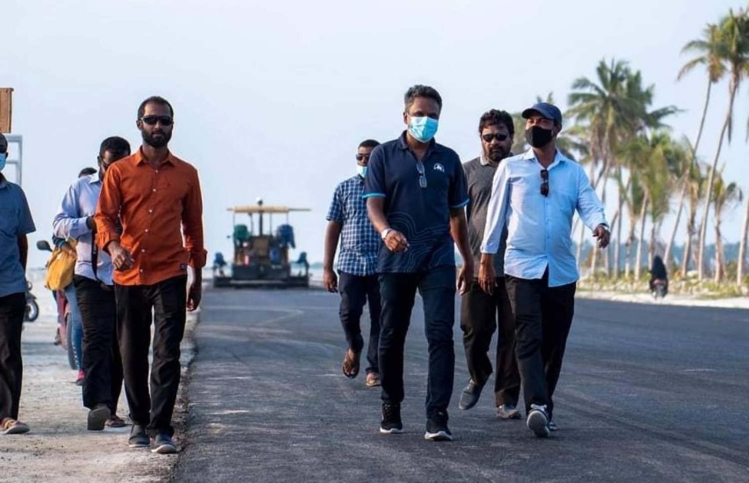 އެމްޓީސީސީގެ މިހާރުގެ މެނޭޖިން ޑިރެކްޓަރު އާޒިމް ހޯރަފުށި އެއާޕޯޓުގެ މަސައްކަތް ބައްލަވައިލައްވަނީ --ފޮޓޯ: އެމްޓީސީސީ