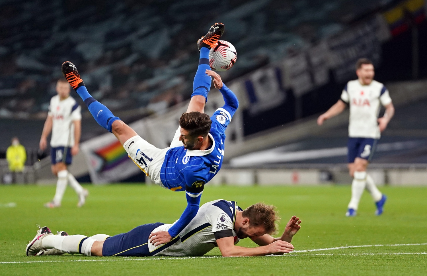 ޓޮޓެންހަމްގެ ކޭން އަށް ބްރައިޓަންގެ ލަލާނާ ފައުލުކުރަނީ.-- ފޮޓޯ: އޭއެފްޕީ