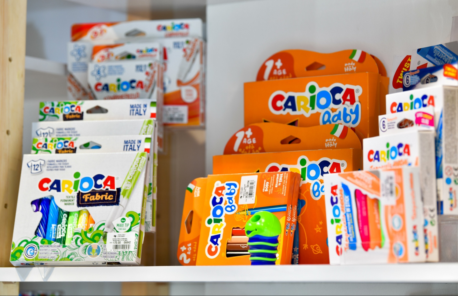 މާލެ: ނޮވެމްބަރު 5، 2020: ފެންވަރު ރަނގަޅު ސްޓޭޝަނަރީ އާއި އާޓް ސަޕްލައިޒް ރާއްޖެ އެތެރެކޮށް ވިއްކާ ޑޫޑުލް ކްރާފްޓް އެންޑް ސްޓޭޝަނަރީގެ އާ ފިހާރައެއް ލިލީމަގުގައި ހުޅުވުން: މި ފިހާރަ ހުންނާނީ ލިލީމަގު، ދިވެހި އިންޝުއަރެންސް ކުރިމައްޗަށް ވާގޮތަށް. މިތަން ފަރުމާކޮށްފައިވަނީ ޖާގަ ބޮޑުކޮށް، ކަސްޓަމަރުންނަށް ފަސޭހައިން ތަކެތި ފެންނާނެހެން. މިއީ ޑޫޑުލް އިން މާލޭގައި ހުޅުވި ދެވަނަ ފިހާރަ.-- ފޮޓޯ: ނިޝާން އަލީ މިހާރު