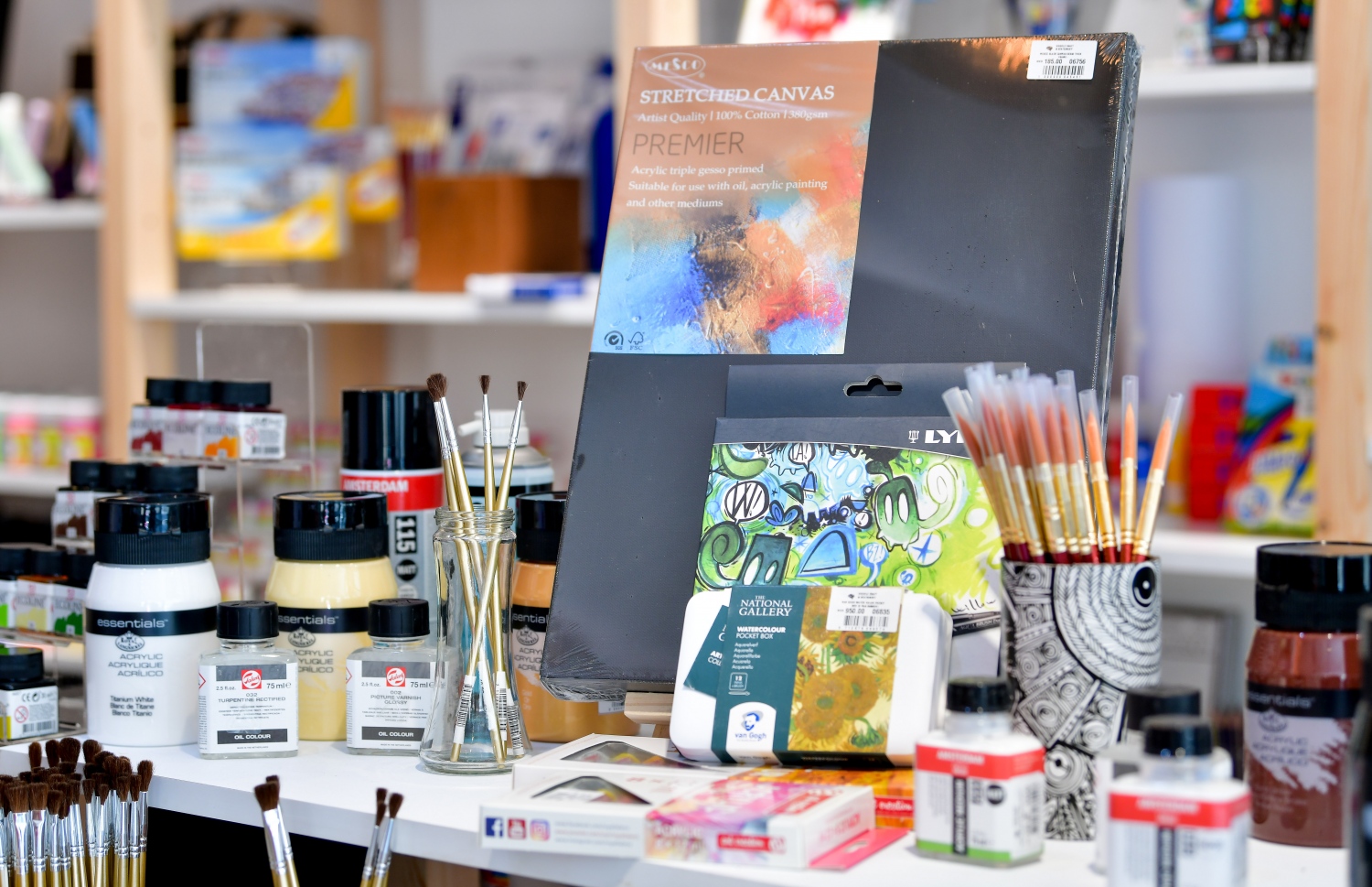 މާލެ: ނޮވެމްބަރު 5، 2020: ފެންވަރު ރަނގަޅު ސްޓޭޝަނަރީ އާއި އާޓް ސަޕްލައިޒް ރާއްޖެ އެތެރެކޮށް ވިއްކާ ޑޫޑުލް ކްރާފްޓް އެންޑް ސްޓޭޝަނަރީގެ އާ ފިހާރައެއް ލިލީމަގުގައި ހުޅުވުން: މި ފިހާރަ ހުންނާނީ ލިލީމަގު، ދިވެހި އިންޝުއަރެންސް ކުރިމައްޗަށް ވާގޮތަށް. މިތަން ފަރުމާކޮށްފައިވަނީ ޖާގަ ބޮޑުކޮށް، ކަސްޓަމަރުންނަށް ފަސޭހައިން ތަކެތި ފެންނާނެހެން. މިއީ ޑޫޑުލް އިން މާލޭގައި ހުޅުވި ދެވަނަ ފިހާރަ.-- ފޮޓޯ: ނިޝާން އަލީ މިހާރު