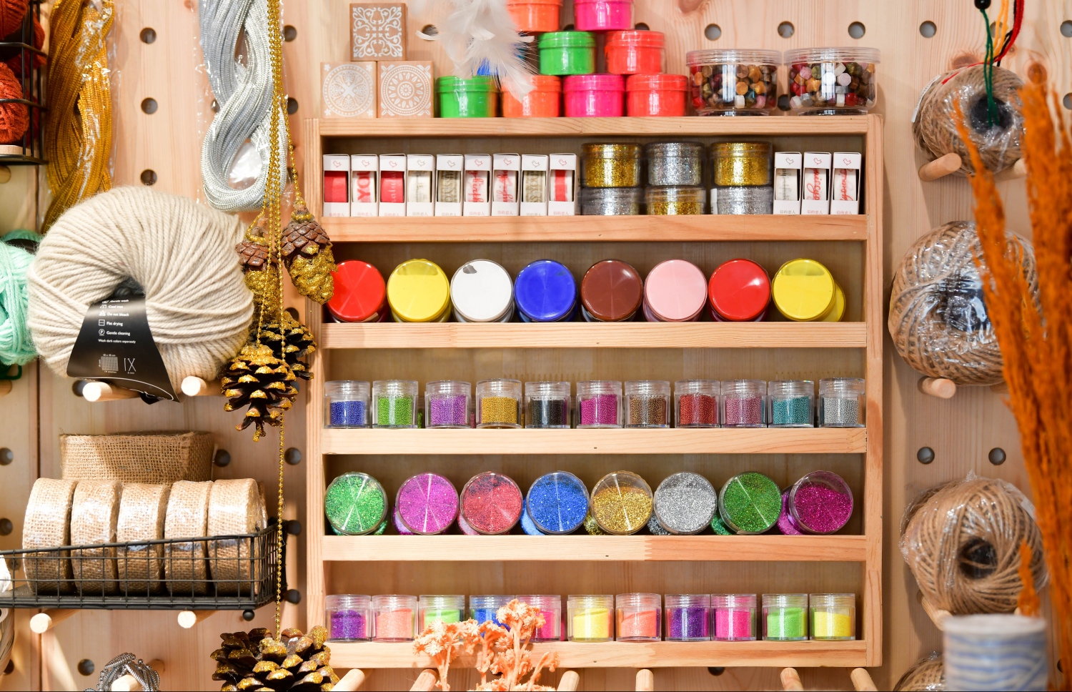 މާލެ: ނޮވެމްބަރު 5، 2020: ފެންވަރު ރަނގަޅު ސްޓޭޝަނަރީ އާއި އާޓް ސަޕްލައިޒް ރާއްޖެ އެތެރެކޮށް ވިއްކާ ޑޫޑުލް ކްރާފްޓް އެންޑް ސްޓޭޝަނަރީގެ އާ ފިހާރައެއް ލިލީމަގުގައި ހުޅުވުން: މި ފިހާރަ ހުންނާނީ ލިލީމަގު، ދިވެހި އިންޝުއަރެންސް ކުރިމައްޗަށް ވާގޮތަށް. މިތަން ފަރުމާކޮށްފައިވަނީ ޖާގަ ބޮޑުކޮށް، ކަސްޓަމަރުންނަށް ފަސޭހައިން ތަކެތި ފެންނާނެހެން. މިއީ ޑޫޑުލް އިން މާލޭގައި ހުޅުވި ދެވަނަ ފިހާރަ.-- ފޮޓޯ: ނިޝާން އަލީ މިހާރު