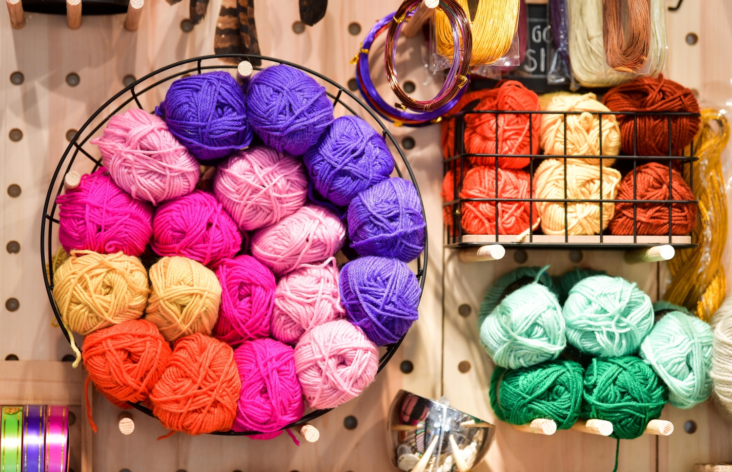 މާލެ: ނޮވެމްބަރު 5، 2020: ފެންވަރު ރަނގަޅު ސްޓޭޝަނަރީ އާއި އާޓް ސަޕްލައިޒް ރާއްޖެ އެތެރެކޮށް ވިއްކާ ޑޫޑުލް ކްރާފްޓް އެންޑް ސްޓޭޝަނަރީގެ އާ ފިހާރައެއް ލިލީމަގުގައި ހުޅުވުން: މި ފިހާރަ ހުންނާނީ ލިލީމަގު، ދިވެހި އިންޝުއަރެންސް ކުރިމައްޗަށް ވާގޮތަށް. މިތަން ފަރުމާކޮށްފައިވަނީ ޖާގަ ބޮޑުކޮށް، ކަސްޓަމަރުންނަށް ފަސޭހައިން ތަކެތި ފެންނާނެހެން. މިއީ ޑޫޑުލް އިން މާލޭގައި ހުޅުވި ދެވަނަ ފިހާރަ.-- ފޮޓޯ: ނިޝާން އަލީ މިހާރު