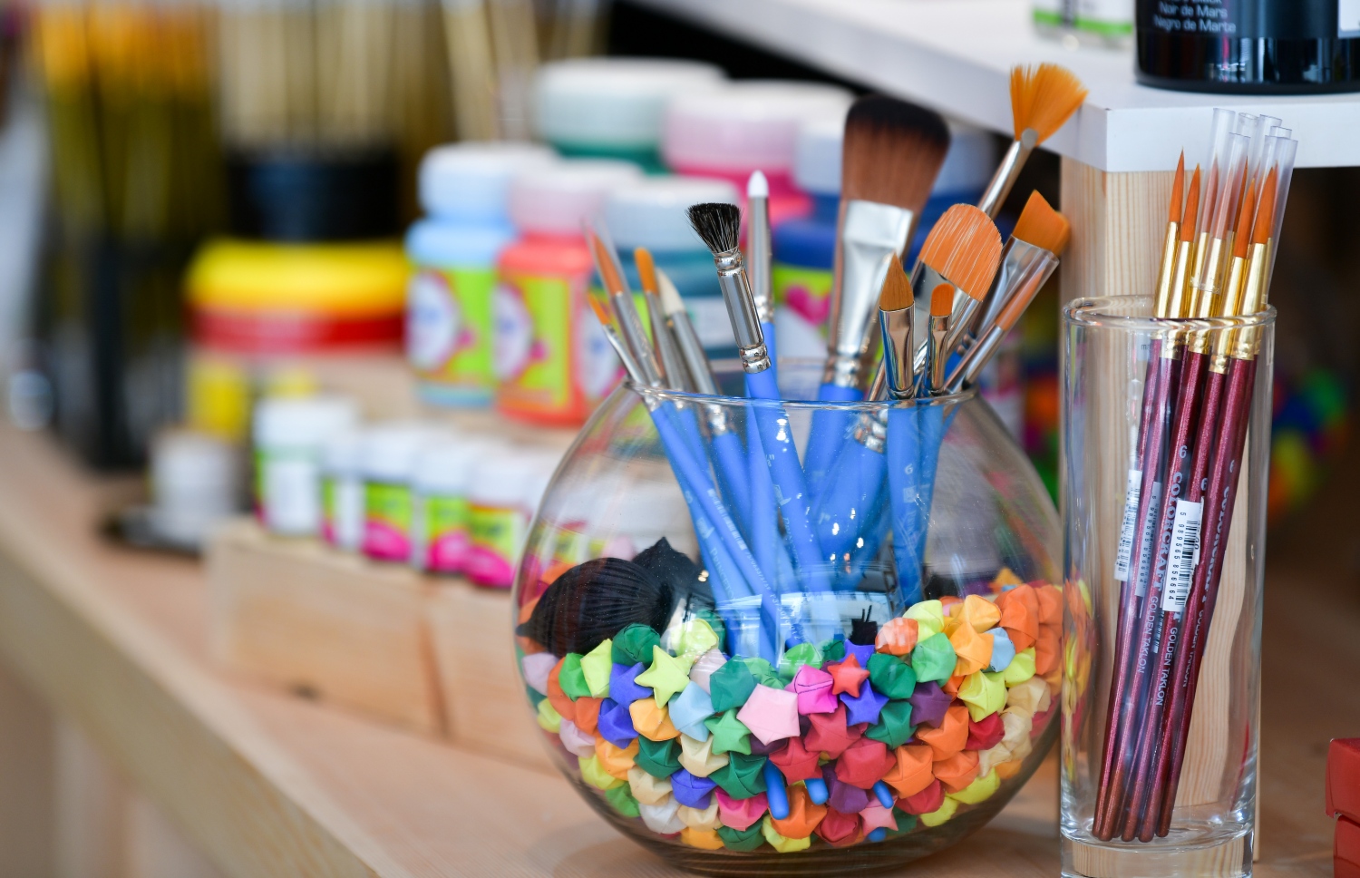 މާލެ: ނޮވެމްބަރު 5، 2020: ފެންވަރު ރަނގަޅު ސްޓޭޝަނަރީ އާއި އާޓް ސަޕްލައިޒް ރާއްޖެ އެތެރެކޮށް ވިއްކާ ޑޫޑުލް ކްރާފްޓް އެންޑް ސްޓޭޝަނަރީގެ އާ ފިހާރައެއް ލިލީމަގުގައި ހުޅުވުން: މި ފިހާރަ ހުންނާނީ ލިލީމަގު، ދިވެހި އިންޝުއަރެންސް ކުރިމައްޗަށް ވާގޮތަށް. މިތަން ފަރުމާކޮށްފައިވަނީ ޖާގަ ބޮޑުކޮށް، ކަސްޓަމަރުންނަށް ފަސޭހައިން ތަކެތި ފެންނާނެހެން. މިއީ ޑޫޑުލް އިން މާލޭގައި ހުޅުވި ދެވަނަ ފިހާރަ.-- ފޮޓޯ: ނިޝާން އަލީ މިހާރު