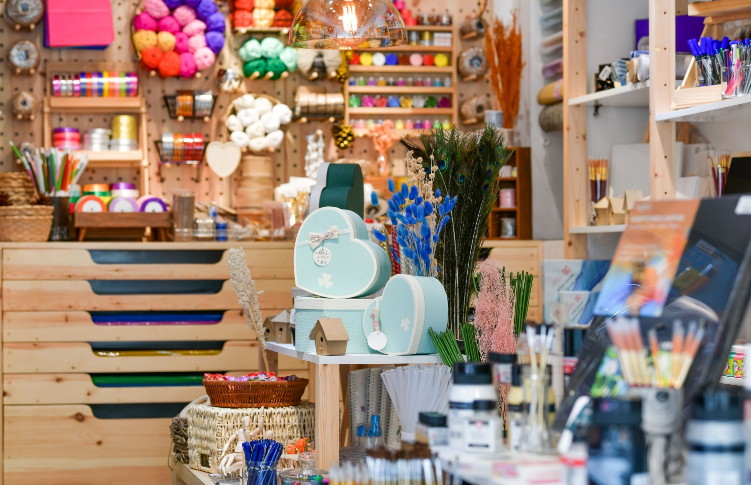 މާލެ: ނޮވެމްބަރު 5، 2020: ފެންވަރު ރަނގަޅު ސްޓޭޝަނަރީ އާއި އާޓް ސަޕްލައިޒް ރާއްޖެ އެތެރެކޮށް ވިއްކާ ޑޫޑުލް ކްރާފްޓް އެންޑް ސްޓޭޝަނަރީގެ އާ ފިހާރައެއް ލިލީމަގުގައި ހުޅުވުން: މި ފިހާރަ ހުންނާނީ ލިލީމަގު، ދިވެހި އިންޝުއަރެންސް ކުރިމައްޗަށް ވާގޮތަށް. މިތަން ފަރުމާކޮށްފައިވަނީ ޖާގަ ބޮޑުކޮށް، ކަސްޓަމަރުންނަށް ފަސޭހައިން ތަކެތި ފެންނާނެހެން. މިއީ ޑޫޑުލް އިން މާލޭގައި ހުޅުވި ދެވަނަ ފިހާރަ.-- ފޮޓޯ: ނިޝާން އަލީ މިހާރު