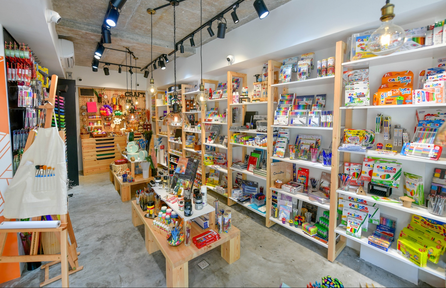 މާލެ: ނޮވެމްބަރު 5، 2020: ފެންވަރު ރަނގަޅު ސްޓޭޝަނަރީ އާއި އާޓް ސަޕްލައިޒް ރާއްޖެ އެތެރެކޮށް ވިއްކާ ޑޫޑުލް ކްރާފްޓް އެންޑް ސްޓޭޝަނަރީގެ އާ ފިހާރައެއް ލިލީމަގުގައި ހުޅުވުން: މި ފިހާރަ ހުންނާނީ ލިލީމަގު، ދިވެހި އިންޝުއަރެންސް ކުރިމައްޗަށް ވާގޮތަށް. މިތަން ފަރުމާކޮށްފައިވަނީ ޖާގަ ބޮޑުކޮށް، ކަސްޓަމަރުންނަށް ފަސޭހައިން ތަކެތި ފެންނާނެހެން. މިއީ ޑޫޑުލް އިން މާލޭގައި ހުޅުވި ދެވަނަ ފިހާރަ.-- ފޮޓޯ: ނިޝާން އަލީ މިހާރު