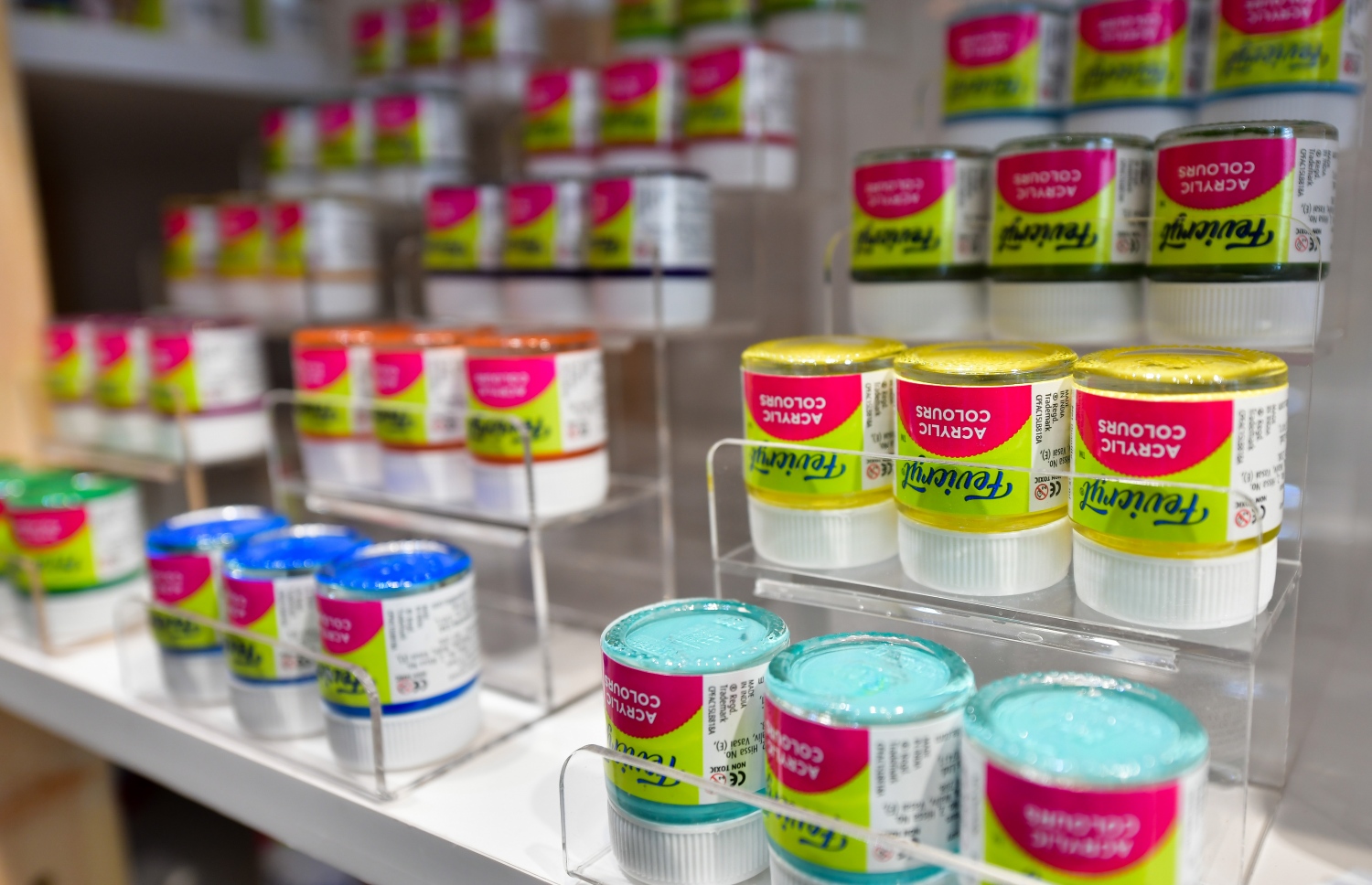 މާލެ: ނޮވެމްބަރު 5، 2020: ފެންވަރު ރަނގަޅު ސްޓޭޝަނަރީ އާއި އާޓް ސަޕްލައިޒް ރާއްޖެ އެތެރެކޮށް ވިއްކާ ޑޫޑުލް ކްރާފްޓް އެންޑް ސްޓޭޝަނަރީގެ އާ ފިހާރައެއް ލިލީމަގުގައި ހުޅުވުން: މި ފިހާރަ ހުންނާނީ ލިލީމަގު، ދިވެހި އިންޝުއަރެންސް ކުރިމައްޗަށް ވާގޮތަށް. މިތަން ފަރުމާކޮށްފައިވަނީ ޖާގަ ބޮޑުކޮށް، ކަސްޓަމަރުންނަށް ފަސޭހައިން ތަކެތި ފެންނާނެހެން. މިއީ ޑޫޑުލް އިން މާލޭގައި ހުޅުވި ދެވަނަ ފިހާރަ.-- ފޮޓޯ: ނިޝާން އަލީ މިހާރު