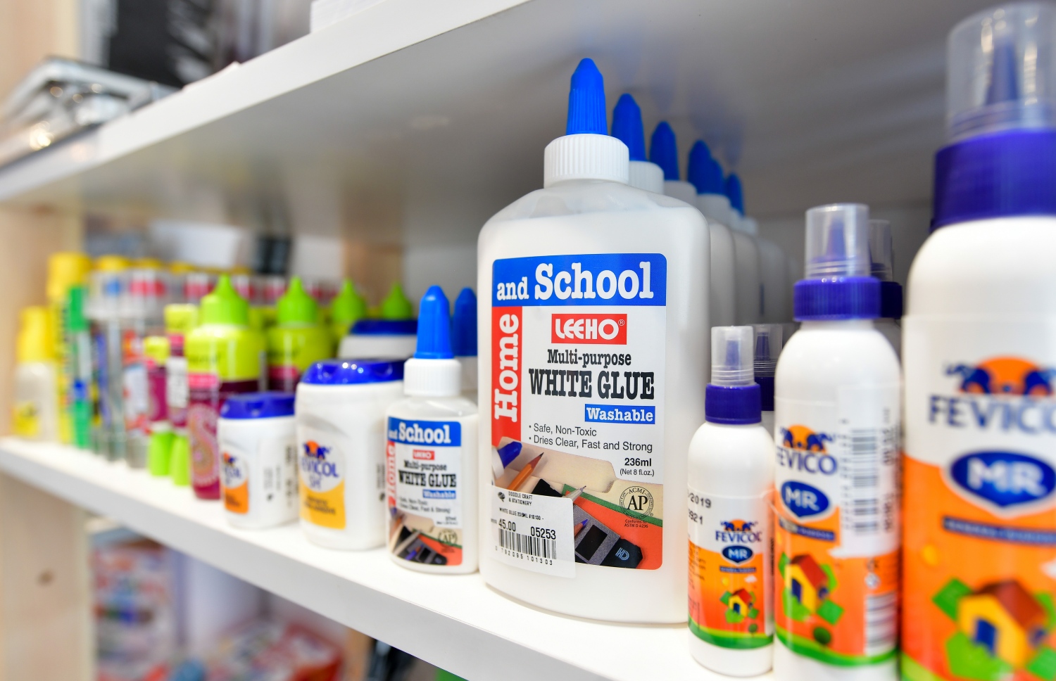 މާލެ: ނޮވެމްބަރު 5، 2020: ފެންވަރު ރަނގަޅު ސްޓޭޝަނަރީ އާއި އާޓް ސަޕްލައިޒް ރާއްޖެ އެތެރެކޮށް ވިއްކާ ޑޫޑުލް ކްރާފްޓް އެންޑް ސްޓޭޝަނަރީގެ އާ ފިހާރައެއް ލިލީމަގުގައި ހުޅުވުން: މި ފިހާރަ ހުންނާނީ ލިލީމަގު، ދިވެހި އިންޝުއަރެންސް ކުރިމައްޗަށް ވާގޮތަށް. މިތަން ފަރުމާކޮށްފައިވަނީ ޖާގަ ބޮޑުކޮށް، ކަސްޓަމަރުންނަށް ފަސޭހައިން ތަކެތި ފެންނާނެހެން. މިއީ ޑޫޑުލް އިން މާލޭގައި ހުޅުވި ދެވަނަ ފިހާރަ.-- ފޮޓޯ: ނިޝާން އަލީ މިހާރު