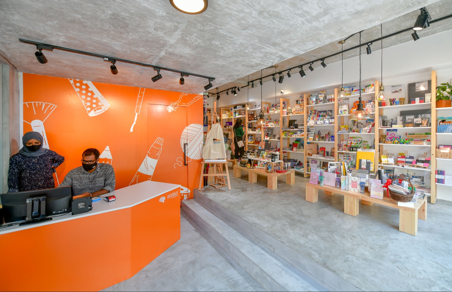 މާލެ: ނޮވެމްބަރު 5، 2020: ފެންވަރު ރަނގަޅު ސްޓޭޝަނަރީ އާއި އާޓް ސަޕްލައިޒް ރާއްޖެ އެތެރެކޮށް ވިއްކާ ޑޫޑުލް ކްރާފްޓް އެންޑް ސްޓޭޝަނަރީގެ އާ ފިހާރައެއް ލިލީމަގުގައި ހުޅުވުން: މި ފިހާރަ ހުންނާނީ ލިލީމަގު، ދިވެހި އިންޝުއަރެންސް ކުރިމައްޗަށް ވާގޮތަށް. މިތަން ފަރުމާކޮށްފައިވަނީ ޖާގަ ބޮޑުކޮށް، ކަސްޓަމަރުންނަށް ފަސޭހައިން ތަކެތި ފެންނާނެހެން. މިއީ ޑޫޑުލް އިން މާލޭގައި ހުޅުވި ދެވަނަ ފިހާރަ.-- ފޮޓޯ: ނިޝާން އަލީ މިހާރު