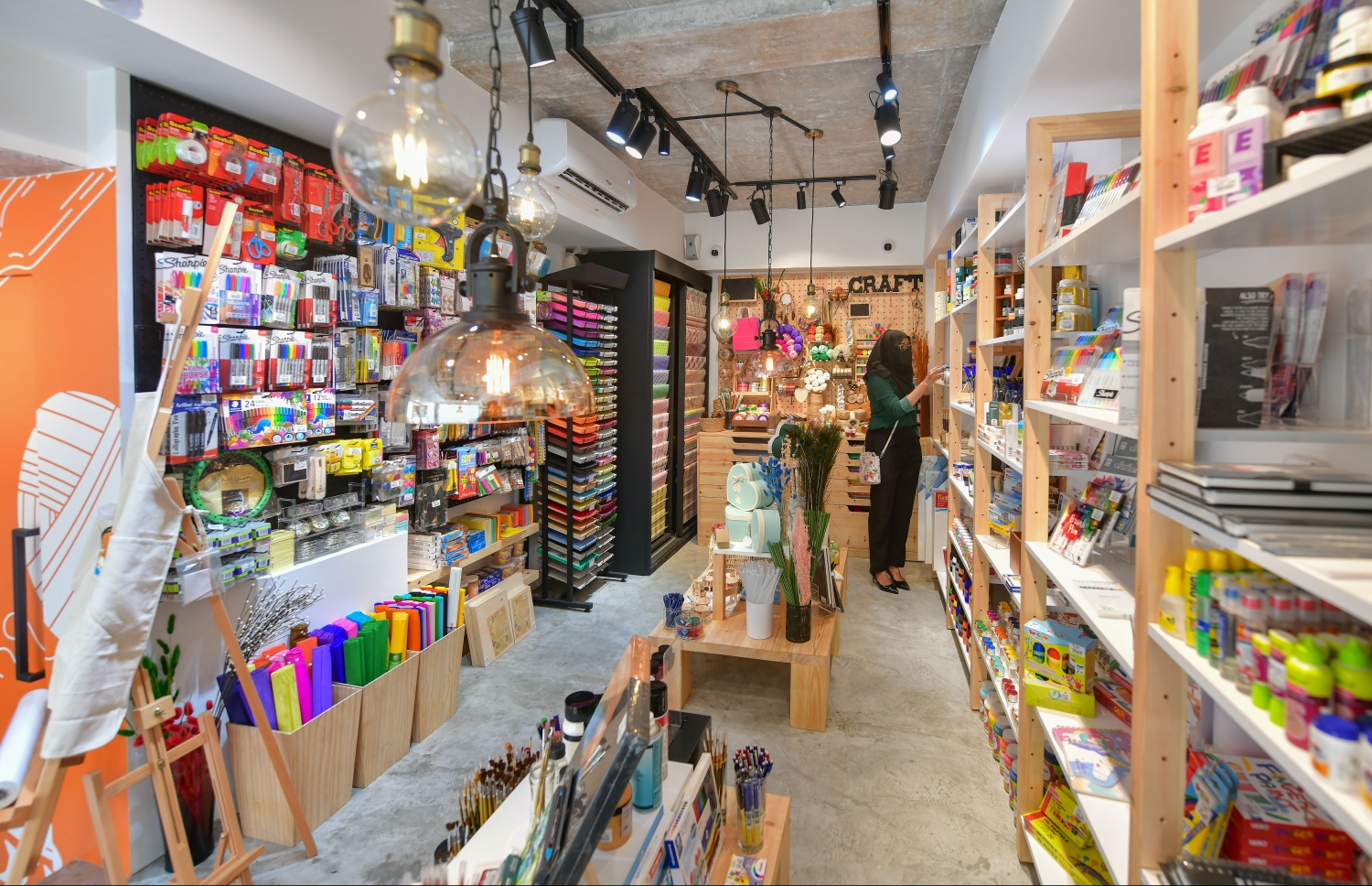 މާލެ: ނޮވެމްބަރު 5، 2020: ފެންވަރު ރަނގަޅު ސްޓޭޝަނަރީ އާއި އާޓް ސަޕްލައިޒް ރާއްޖެ އެތެރެކޮށް ވިއްކާ ޑޫޑުލް ކްރާފްޓް އެންޑް ސްޓޭޝަނަރީގެ އާ ފިހާރައެއް ލިލީމަގުގައި ހުޅުވުން: މި ފިހާރަ ހުންނާނީ ލިލީމަގު، ދިވެހި އިންޝުއަރެންސް ކުރިމައްޗަށް ވާގޮތަށް. މިތަން ފަރުމާކޮށްފައިވަނީ ޖާގަ ބޮޑުކޮށް، ކަސްޓަމަރުންނަށް ފަސޭހައިން ތަކެތި ފެންނާނެހެން. މިއީ ޑޫޑުލް އިން މާލޭގައި ހުޅުވި ދެވަނަ ފިހާރަ.-- ފޮޓޯ: ނިޝާން އަލީ މިހާރު