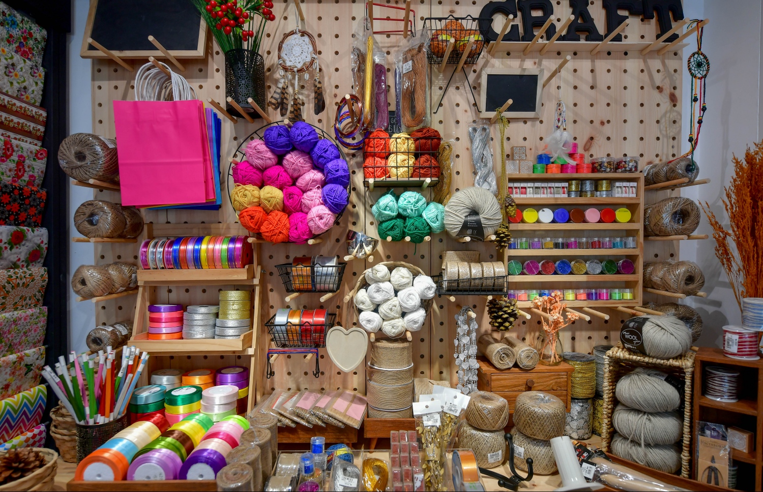 މާލެ: ނޮވެމްބަރު 5، 2020: ފެންވަރު ރަނގަޅު ސްޓޭޝަނަރީ އާއި އާޓް ސަޕްލައިޒް ރާއްޖެ އެތެރެކޮށް ވިއްކާ ޑޫޑުލް ކްރާފްޓް އެންޑް ސްޓޭޝަނަރީގެ އާ ފިހާރައެއް ލިލީމަގުގައި ހުޅުވުން: މި ފިހާރަ ހުންނާނީ ލިލީމަގު، ދިވެހި އިންޝުއަރެންސް ކުރިމައްޗަށް ވާގޮތަށް. މިތަން ފަރުމާކޮށްފައިވަނީ ޖާގަ ބޮޑުކޮށް، ކަސްޓަމަރުންނަށް ފަސޭހައިން ތަކެތި ފެންނާނެހެން. މިއީ ޑޫޑުލް އިން މާލޭގައި ހުޅުވި ދެވަނަ ފިހާރަ.-- ފޮޓޯ: ނިޝާން އަލީ މިހާރު