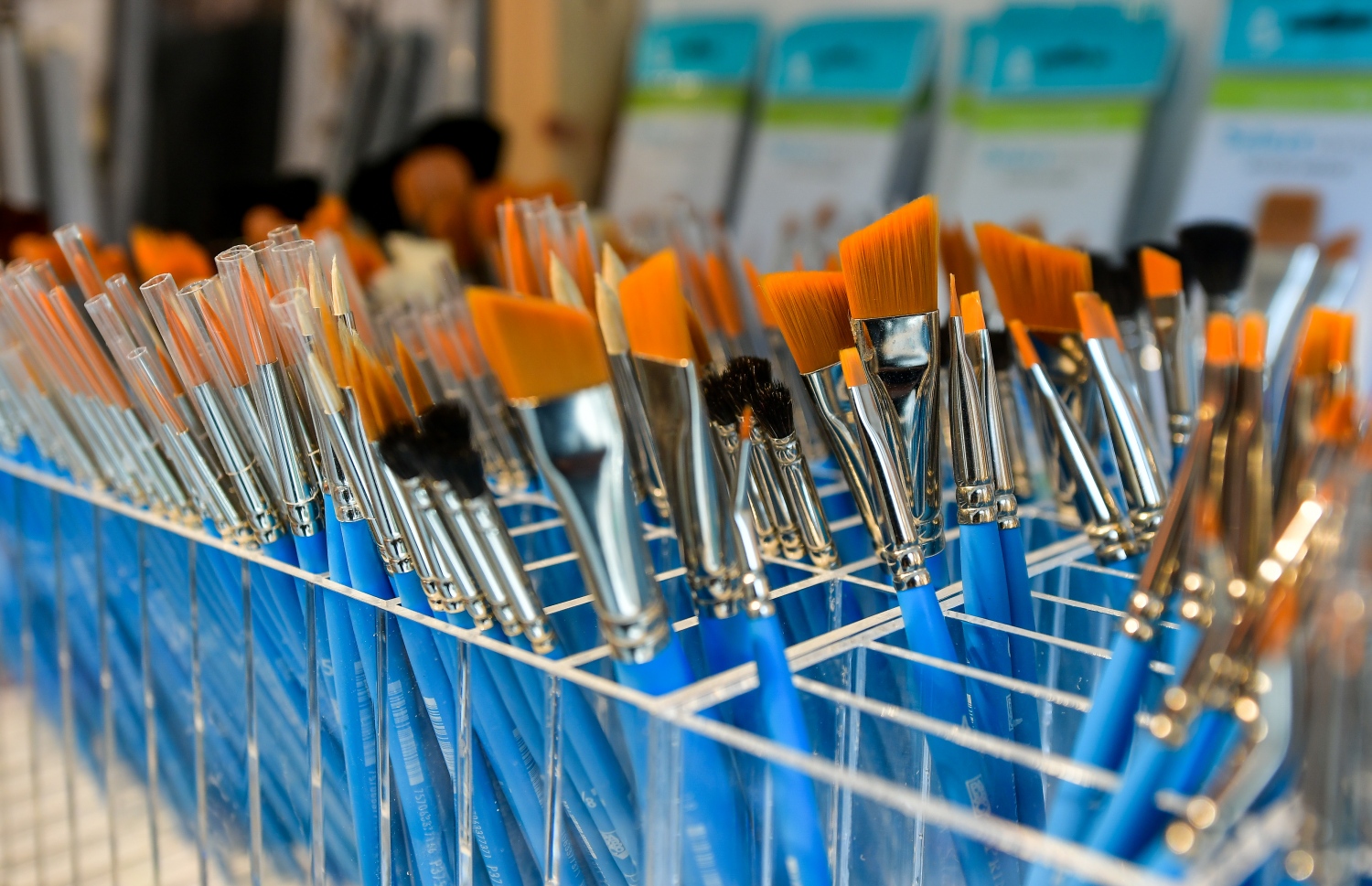 މާލެ: ނޮވެމްބަރު 5، 2020: ފެންވަރު ރަނގަޅު ސްޓޭޝަނަރީ އާއި އާޓް ސަޕްލައިޒް ރާއްޖެ އެތެރެކޮށް ވިއްކާ ޑޫޑުލް ކްރާފްޓް އެންޑް ސްޓޭޝަނަރީގެ އާ ފިހާރައެއް ލިލީމަގުގައި ހުޅުވުން: މި ފިހާރަ ހުންނާނީ ލިލީމަގު، ދިވެހި އިންޝުއަރެންސް ކުރިމައްޗަށް ވާގޮތަށް. މިތަން ފަރުމާކޮށްފައިވަނީ ޖާގަ ބޮޑުކޮށް، ކަސްޓަމަރުންނަށް ފަސޭހައިން ތަކެތި ފެންނާނެހެން. މިއީ ޑޫޑުލް އިން މާލޭގައި ހުޅުވި ދެވަނަ ފިހާރަ.-- ފޮޓޯ: ނިޝާން އަލީ މިހާރު