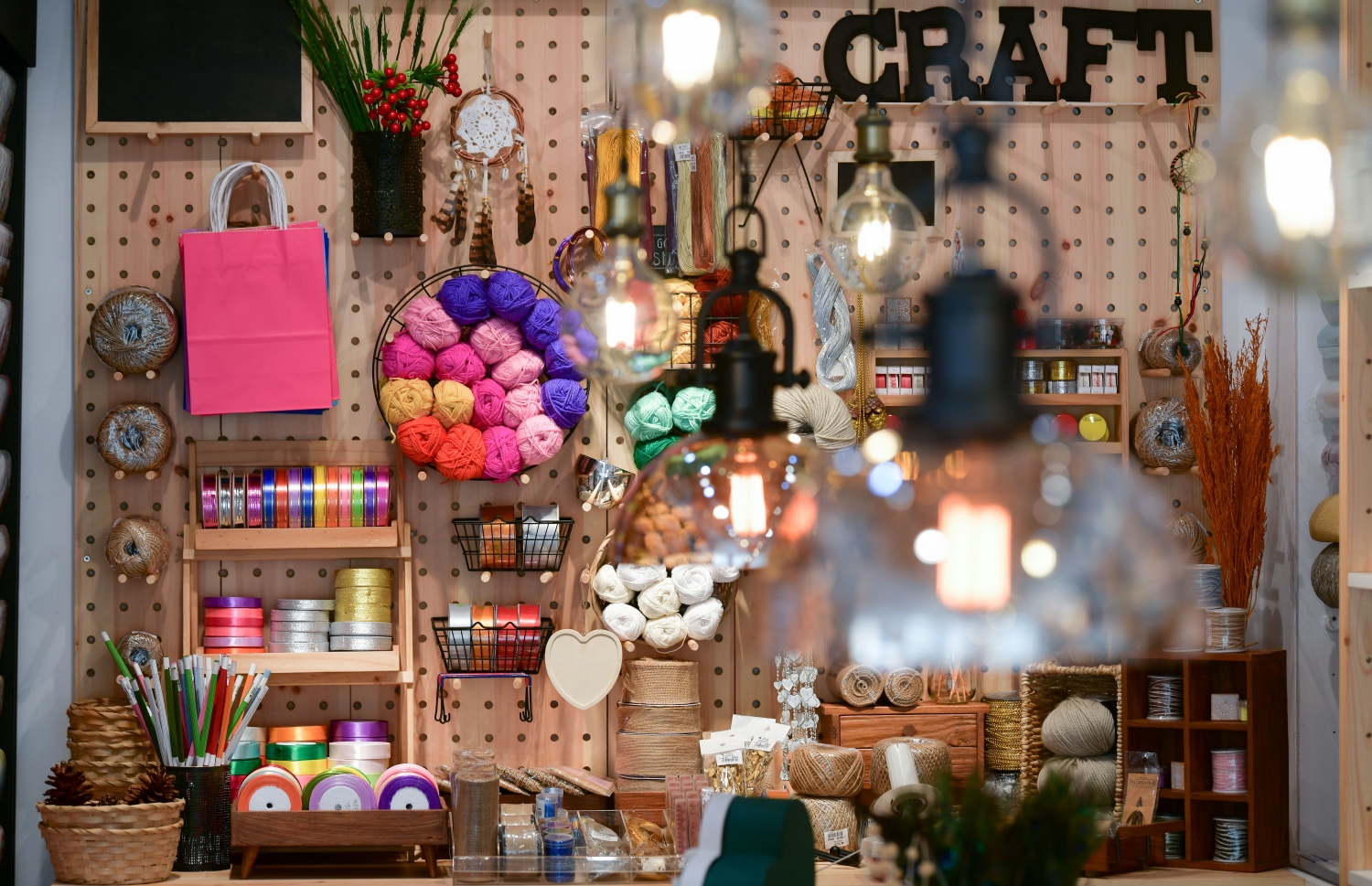 މާލެ: ނޮވެމްބަރު 5، 2020: ފެންވަރު ރަނގަޅު ސްޓޭޝަނަރީ އާއި އާޓް ސަޕްލައިޒް ރާއްޖެ އެތެރެކޮށް ވިއްކާ ޑޫޑުލް ކްރާފްޓް އެންޑް ސްޓޭޝަނަރީގެ އާ ފިހާރައެއް ލިލީމަގުގައި ހުޅުވުން: މި ފިހާރަ ހުންނާނީ ލިލީމަގު، ދިވެހި އިންޝުއަރެންސް ކުރިމައްޗަށް ވާގޮތަށް. މިތަން ފަރުމާކޮށްފައިވަނީ ޖާގަ ބޮޑުކޮށް، ކަސްޓަމަރުންނަށް ފަސޭހައިން ތަކެތި ފެންނާނެހެން. މިއީ ޑޫޑުލް އިން މާލޭގައި ހުޅުވި ދެވަނަ ފިހާރަ.-- ފޮޓޯ: ނިޝާން އަލީ މިހާރު