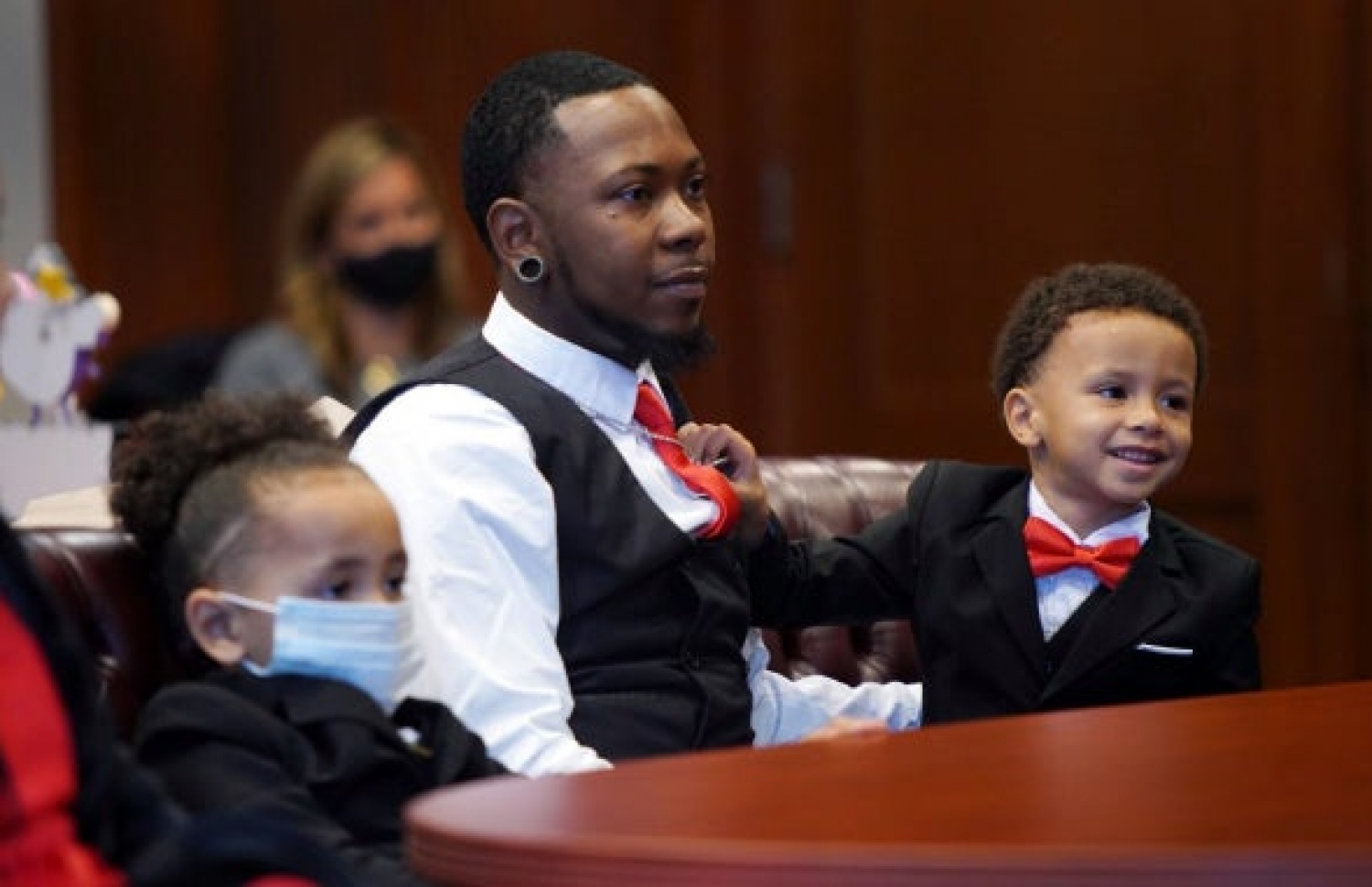 ކާޓާ އެޑަޕްޓްކުރި ކުދިންތަކަކާ އެކު.