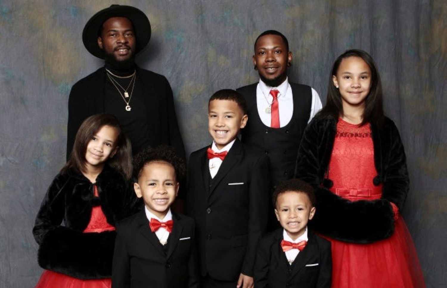 ކާޓާ އެޑަޕްޓްކުރި ފަސް ކުދިންނާ އެކު.