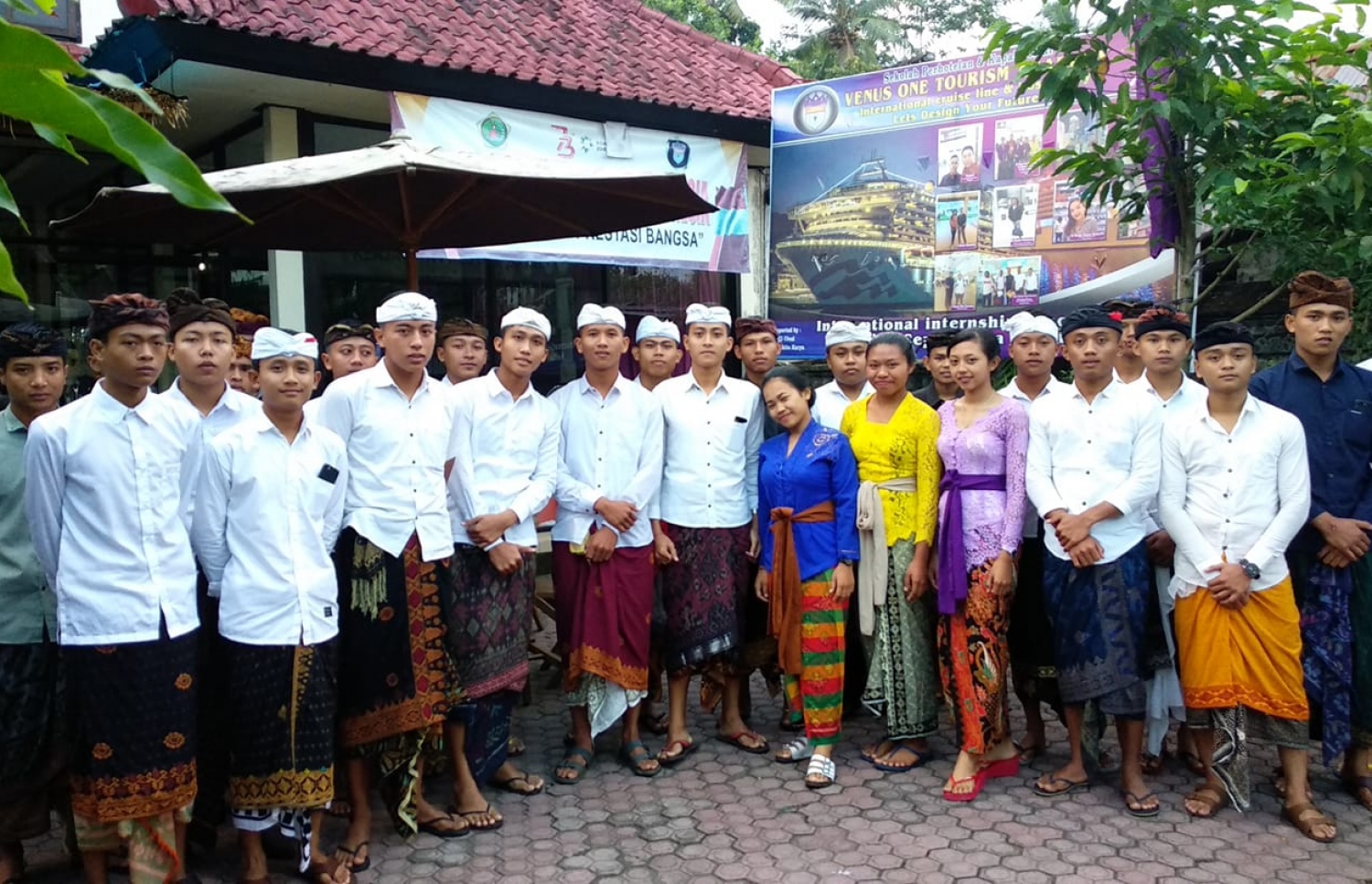 ވީނަސް ވަން ޓޫރިޒަޒް އެކެޑެމީގެ ދަރިވަރުންތަކެއް.