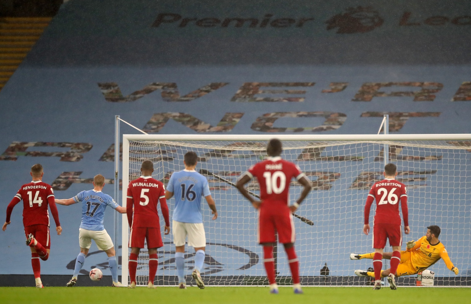 ސިޓީގެ ޑިބްރޭނާ ފޮނުވާލި ޕެނަލްޓީ ދަނޑިކައިރިން ބޭރަށް ބޯޅަ ދަނީ.-- ފޮޓޯ: އޭއެފްޕީ