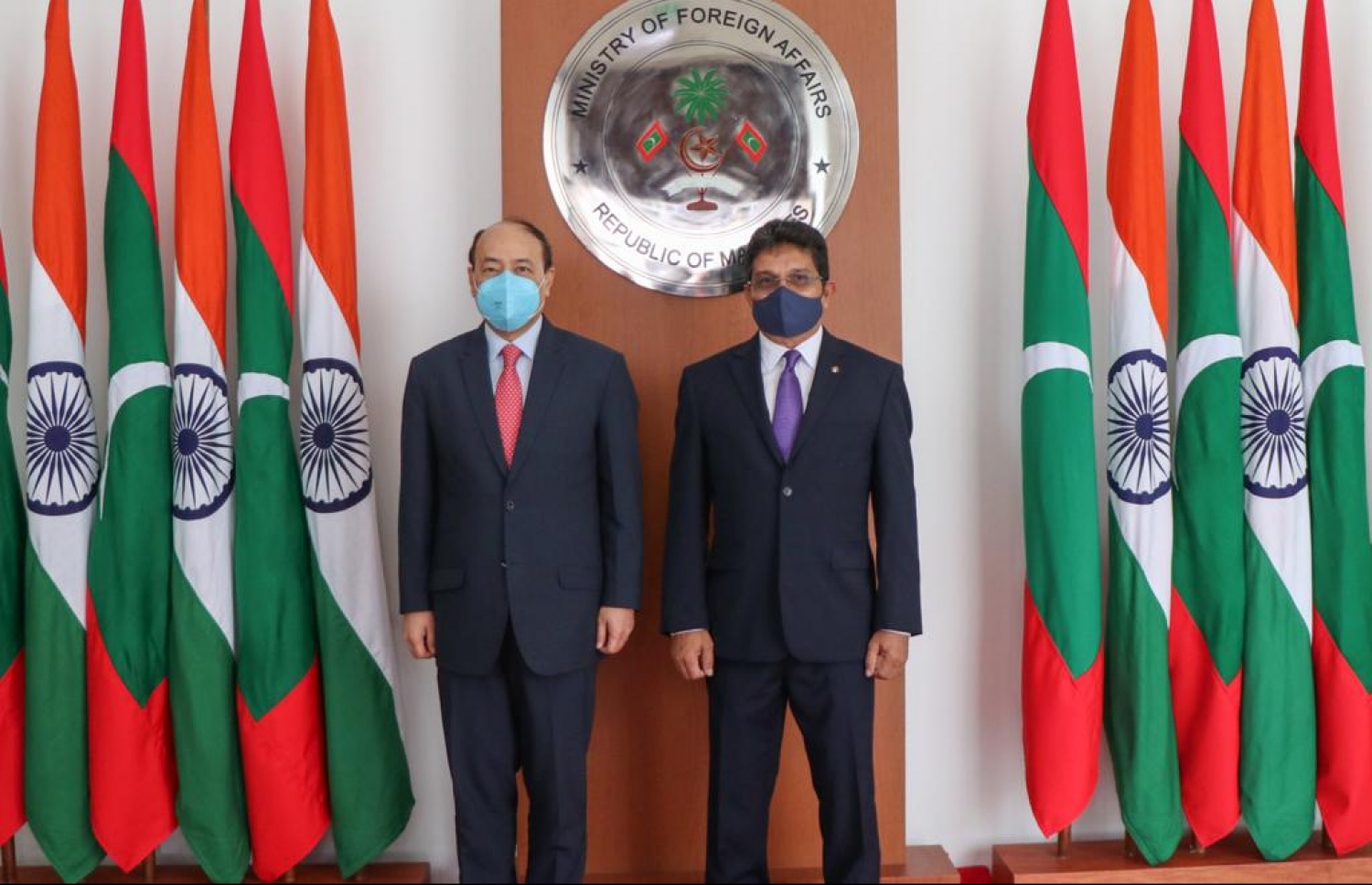 ފޮރިން ސެކްރެޓަރީ އަބްދުލް ޣަފޫރު މުހައްމަދާއި އިންޑިއާގެ ފޮރިން ސެކްރެެޓަރީ ހަރުޝްވަރުދާން ޝްރިންގްލާ އާ ބައްދަލުކުރައްވަނީ. ގިނަ ދާއިރާތަކެއްގައި ދެގައުމުގެ ގުޅުން ބަަދަހިކުރަން މަަޝްވަރާކުރެއްވި. ފޮޓޯ: ފޮރިން މިނިސްޓްރީ