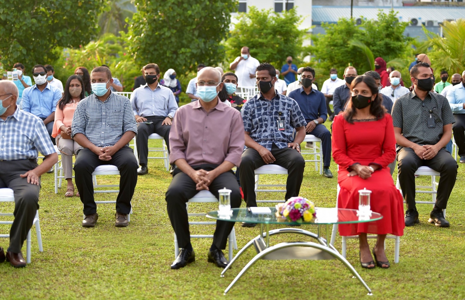 ލޮނުޒިޔާރަތް ޕާކު ހުޅުވަން ބޭއްވި ރަސްމިއްޔާތުގައި ރައީސް އިބްރާހިމް މުހައްމަދު ސޯލިހާއި އެމަނިކުފާނުގެ އަނބިކަނބަލުން ފަސްޓްލޭޑީ ފަޒްނާ ބައިވެރިވެވަޑައިގަންނަވަނީ.-- ފޮޓޯ: ރައީސް އޮފީސް